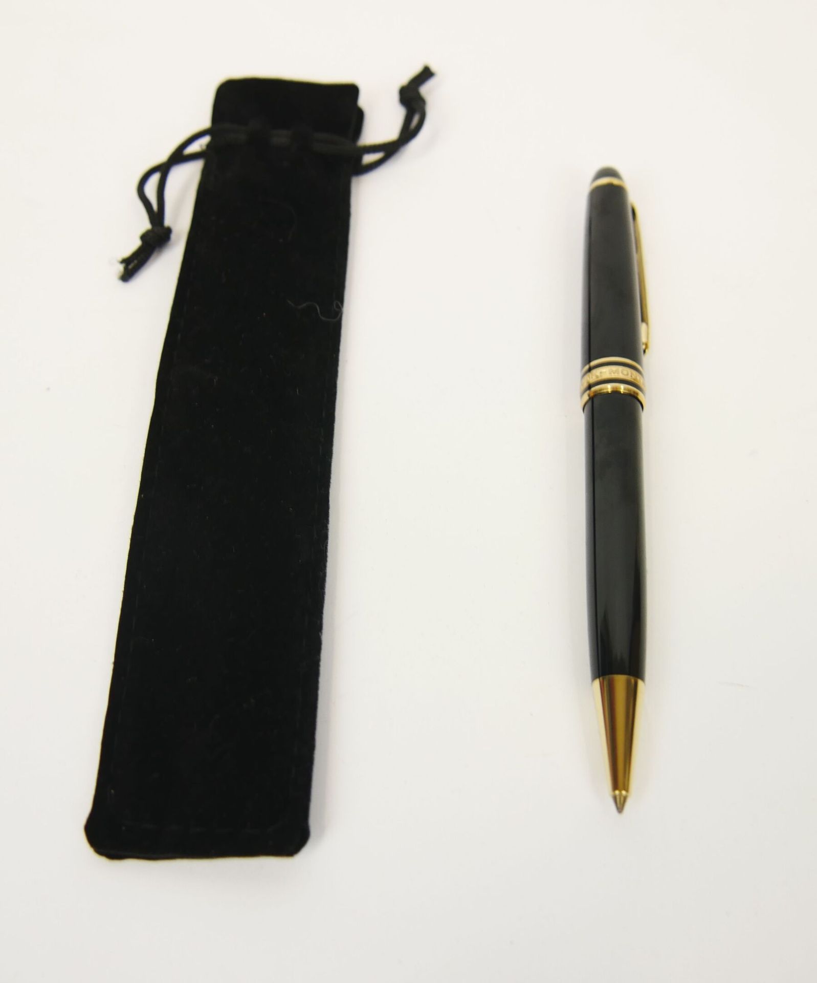 Null MONTBLANC :

Meisterstück 

Ballpoint pen model 164 in black lacquered resi&hellip;