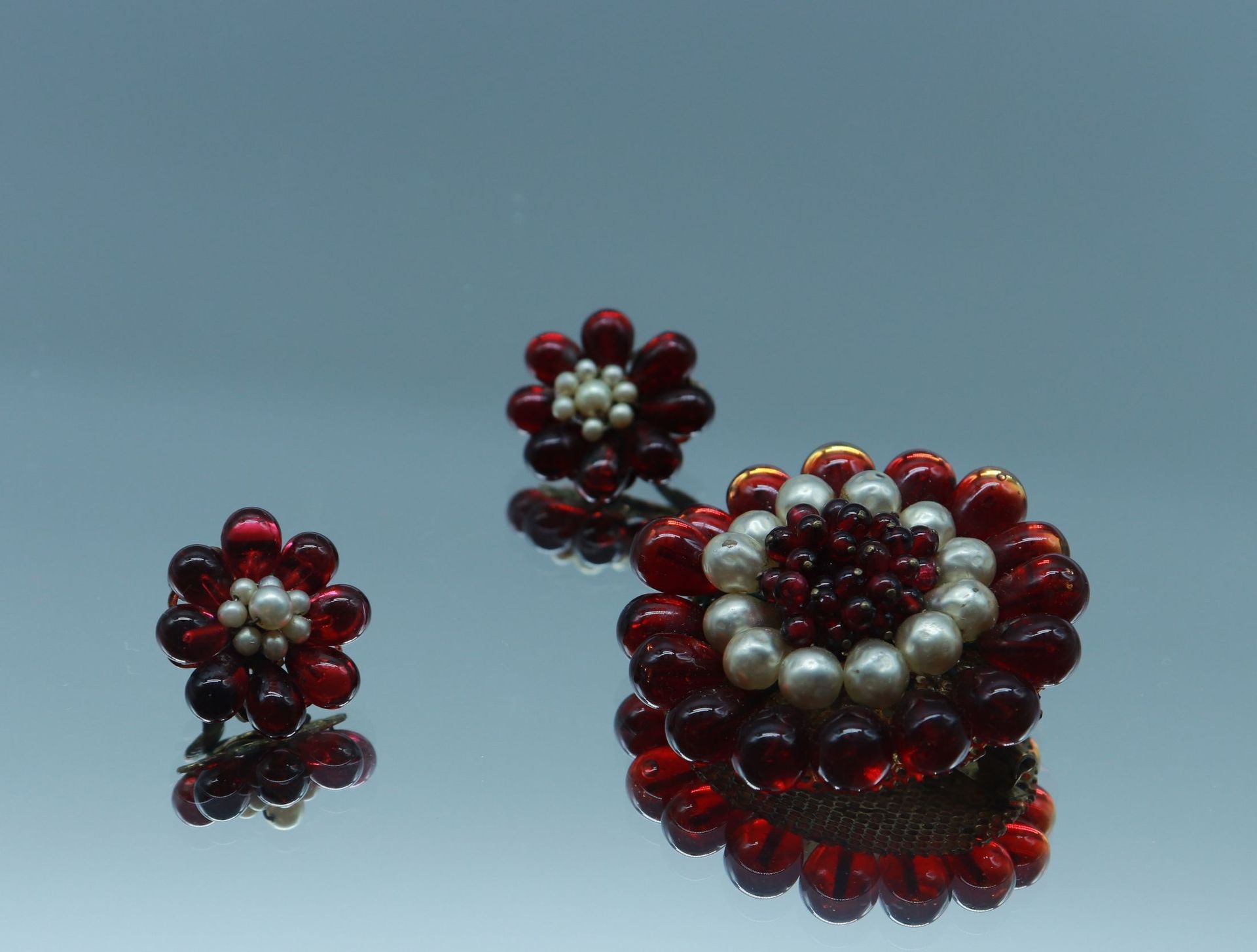Null 
半套红色玻璃花和珍珠，由一枚胸针和一对耳夹组成。在GRIPOIX的味道中工作




直径：4.5厘米和2厘米 









抽签将于2021&hellip;