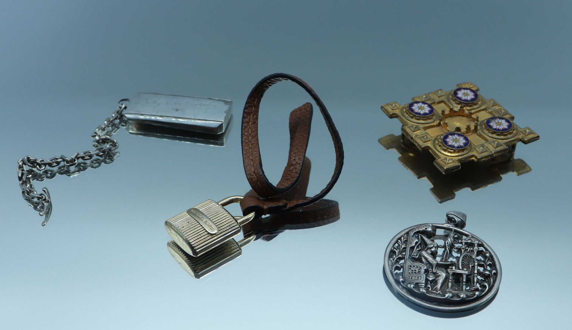 Null 一批服装珠宝和配件，包括:

- 签名为Le Corbusier的金属钥匙圈，日期为1995年。高度：5厘米

- 饰有荷花的金属和珐琅皮带扣。尺寸：&hellip;