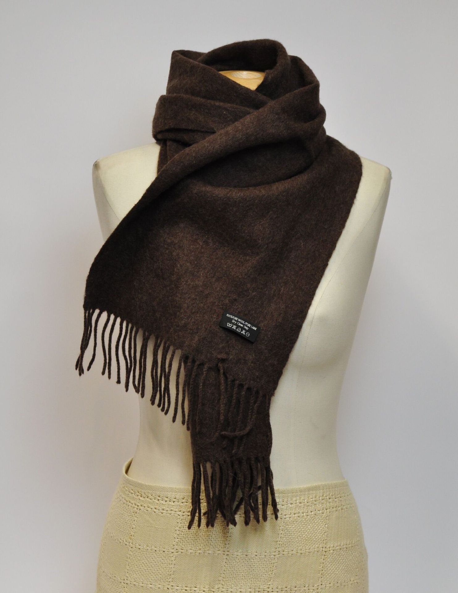Null LANCEL

Sciarpa di lana marrone 

160 x 30 cm 

(Piccolo strappo)





Il r&hellip;