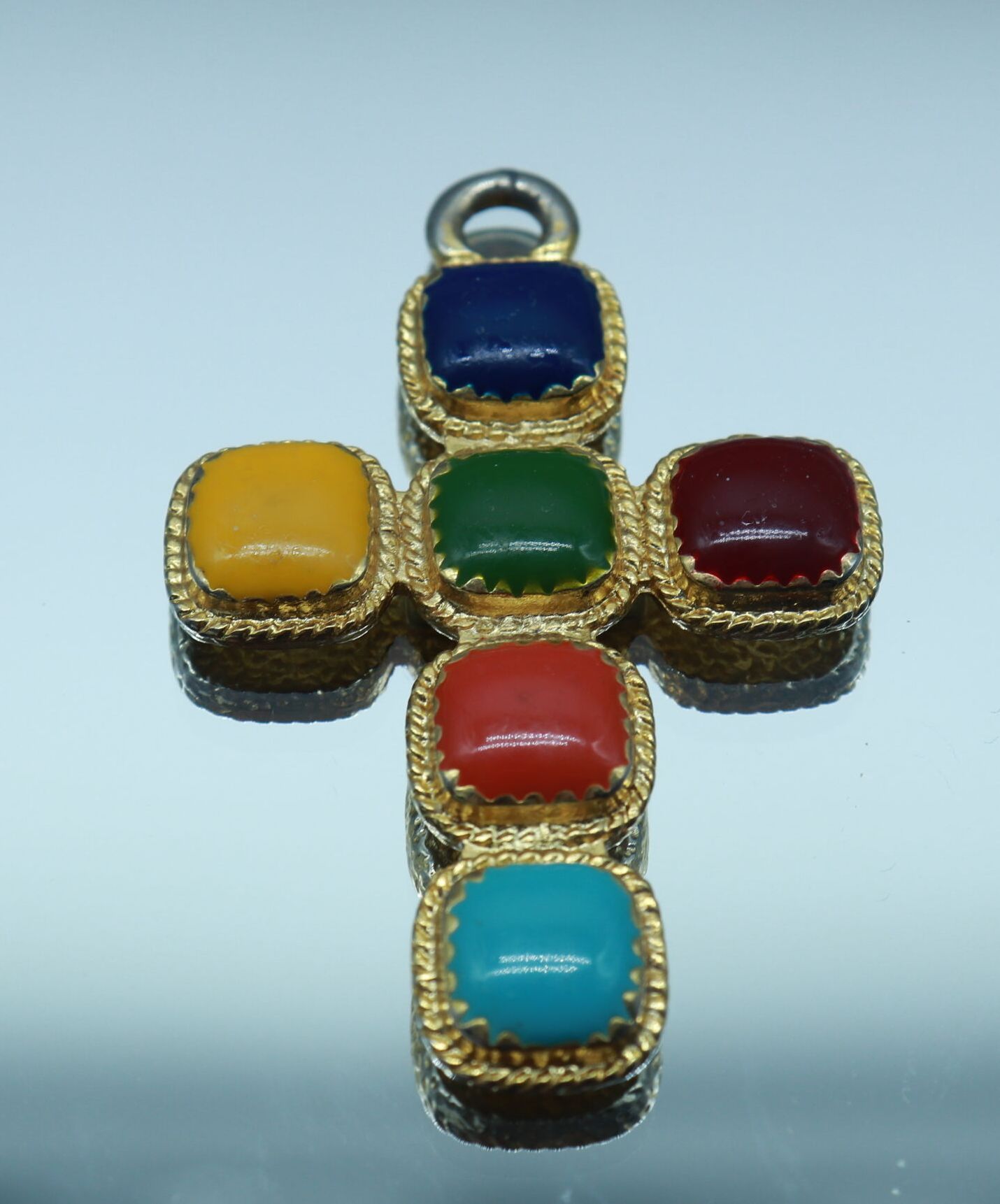 Null SCOOTER

Kreuz aus vergoldetem Metall mit Würfeldekor in mehrfarbiger Email&hellip;