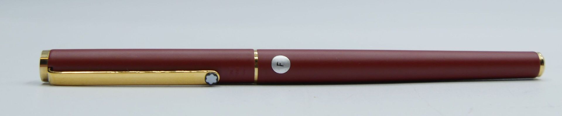 Null 蒙特布朗

经典的酒红色钢笔，带有镀金装饰。镀金笔尖。

F型笔尖，精细

全新的。



拍卖会将于2021年12月20日（星期一）在巴黎第十五区举&hellip;