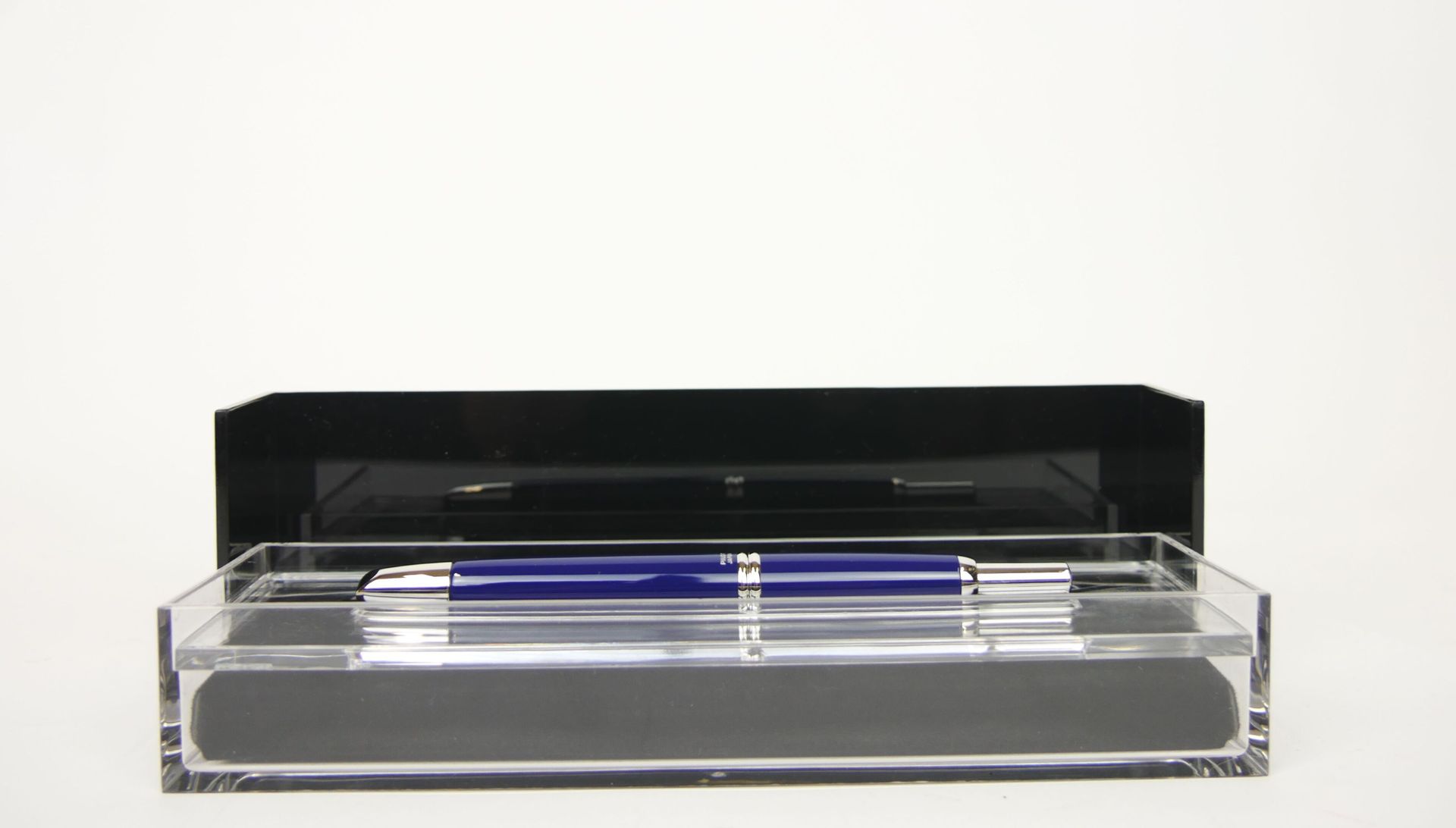 Null PILOT JAPAN

Style plume modèle "Capless" en métal laqué bleu et chrome pol&hellip;
