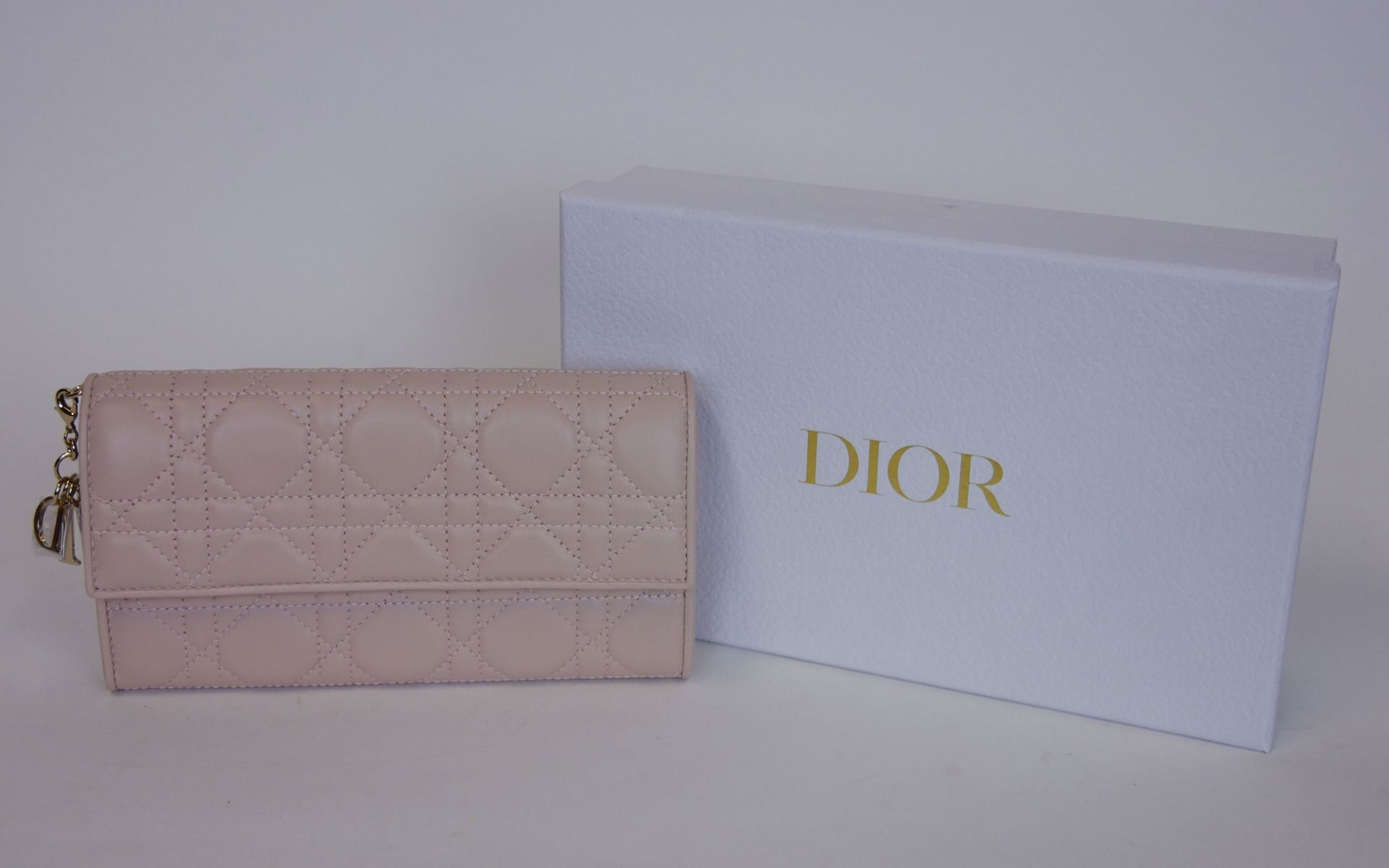 Null CHRISTIAN DIOR巴黎专卖店

Lady Dior" Cruise钱包为粉红色皮革，珠宝为镀银金属。尺寸：11 x 19 cm

(装在盒子&hellip;