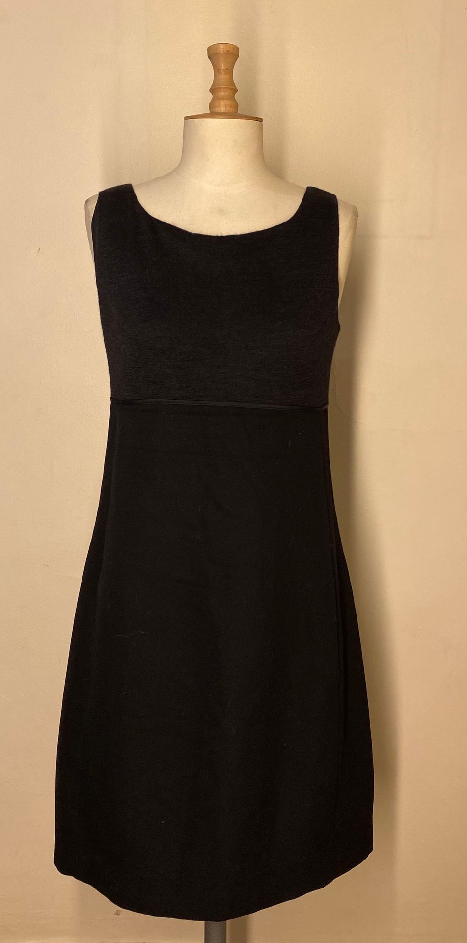 Null NARCISO RODRIGUEZ Made in Italy

Schwarzes und graues Wollkleid mit Seidenf&hellip;