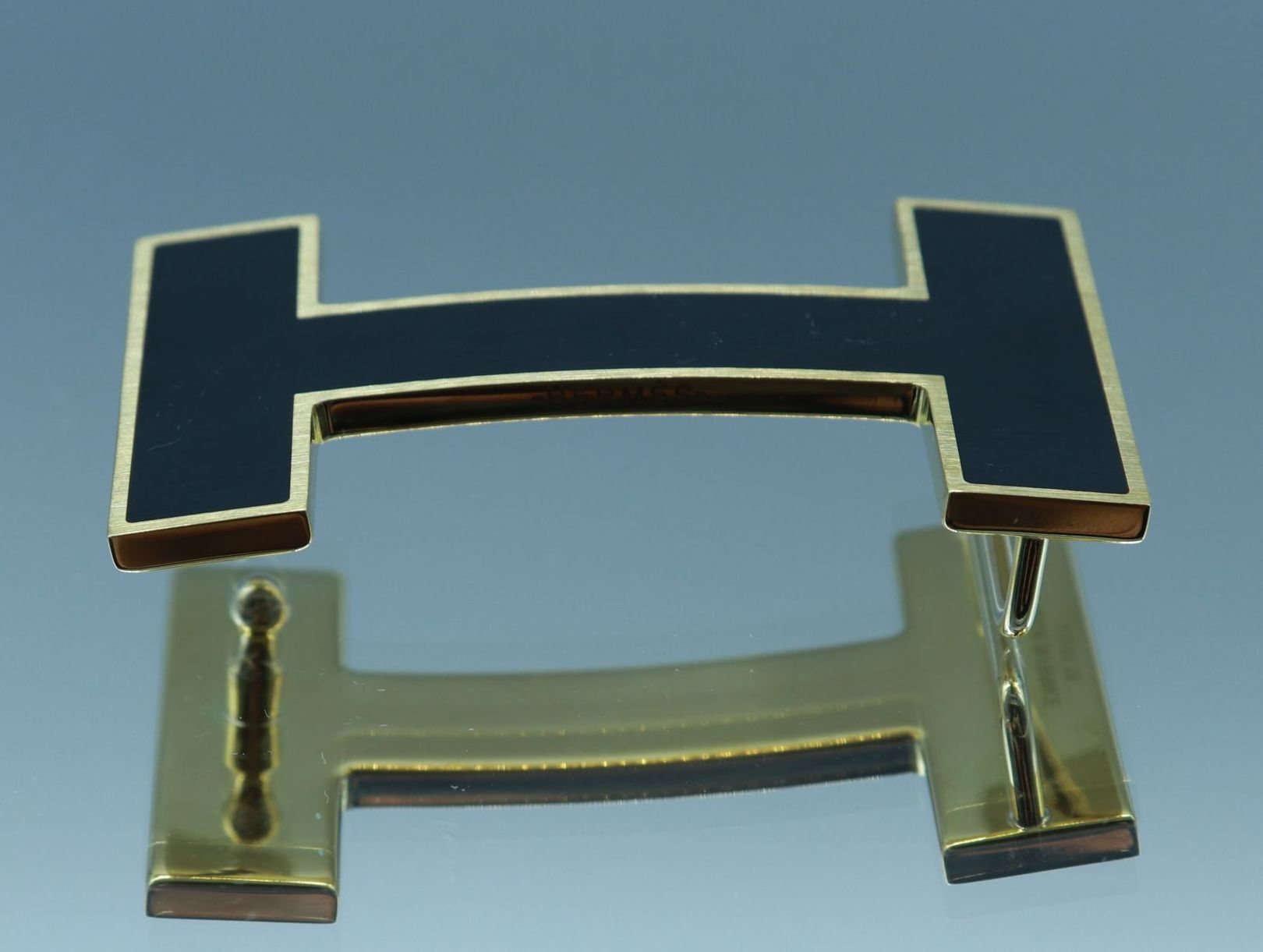 Null HERMES 法国制造

皮带扣H为哑光黑色拉丝金属，环状物为镀金金属。尺寸：3.5 x 6 cm

(装在一个小袋子里)



抽签将于2021年1&hellip;