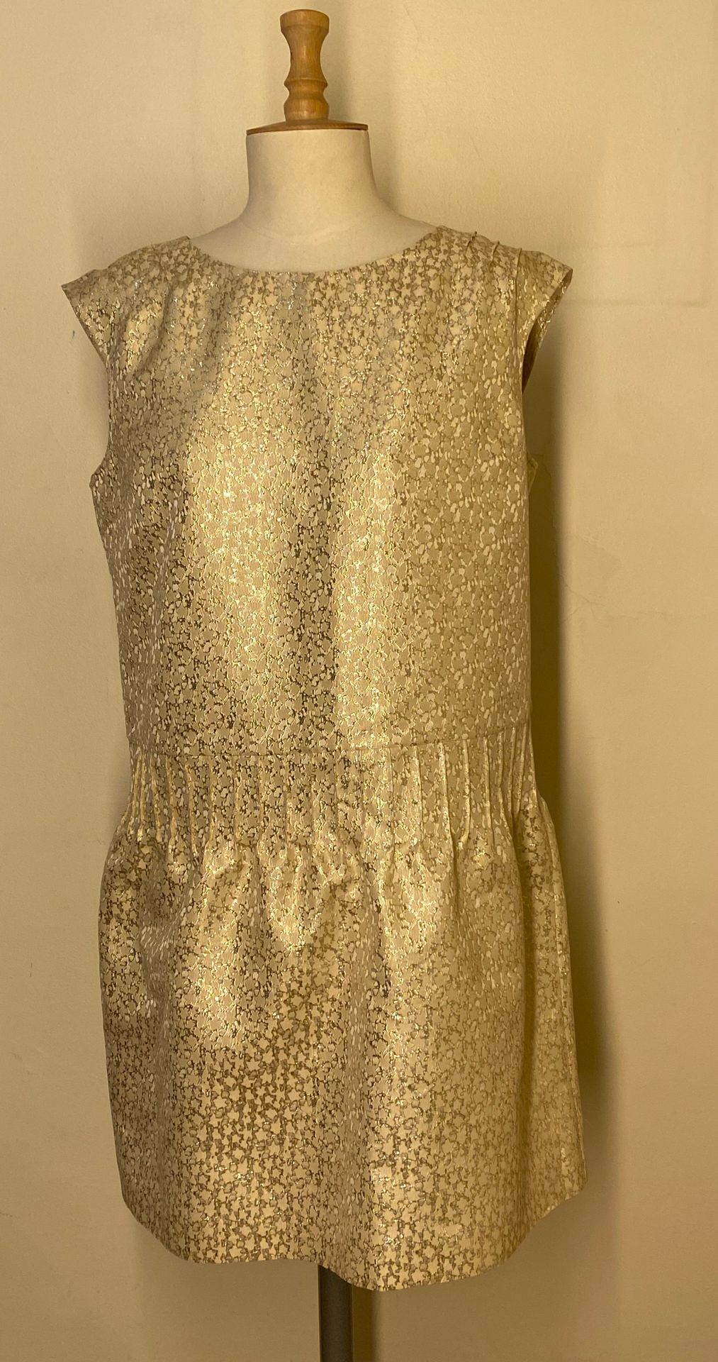 Null A.P.C巴黎夫人街

带金色装饰的织物连衣裙。尺寸L

(状况良好)



拍卖会将于2021年12月20日（星期一）在巴黎第十五区举行，只接受预约&hellip;
