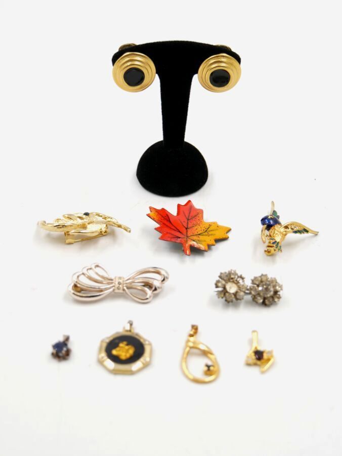 Null Lot of costume jewelry including : 

- a brooch knot in metal, 

- a leaf b&hellip;