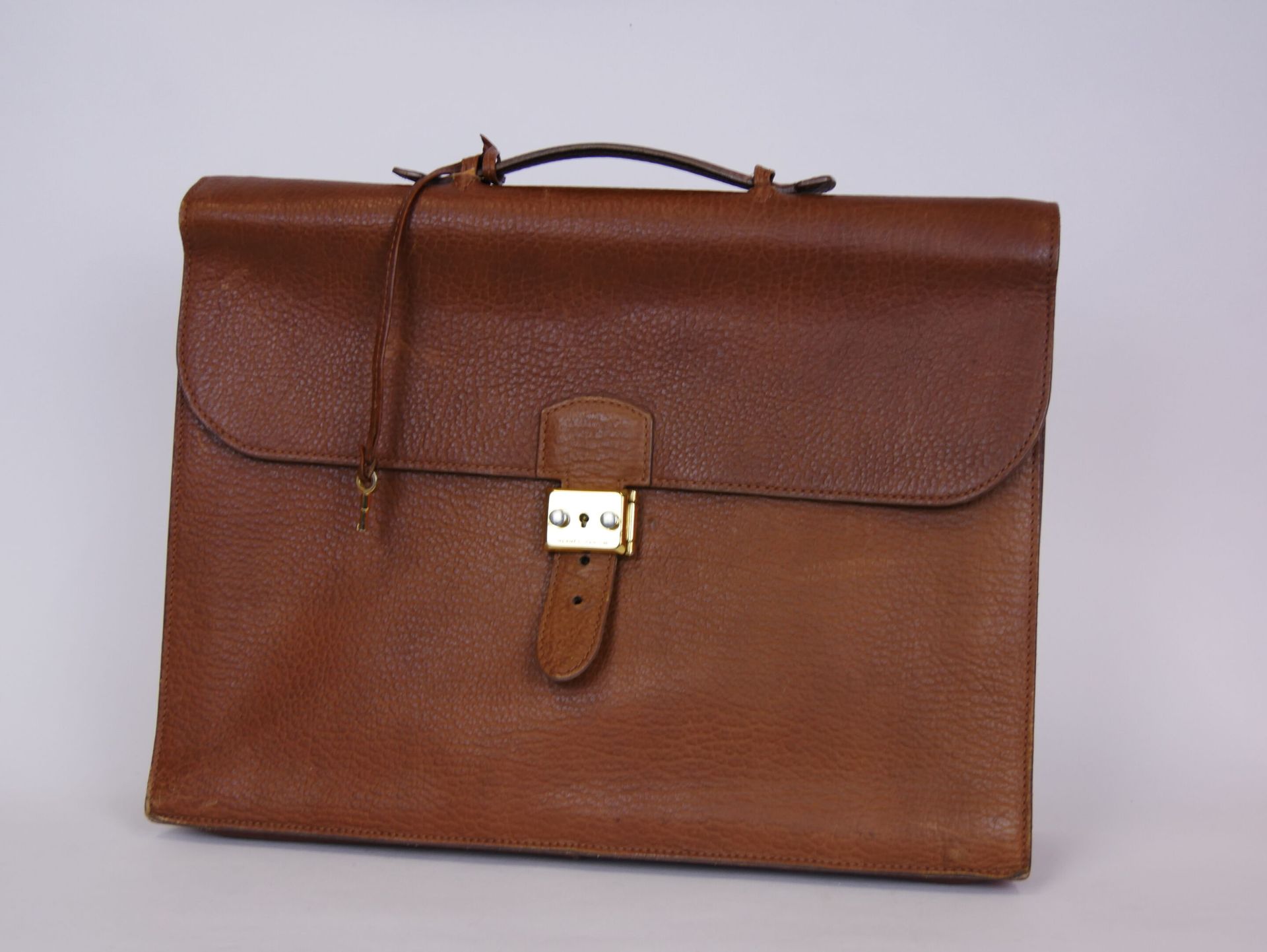 Null HERMES Paris

Sac à dépêche à soufflets en cuir togo marron orné de surpiqû&hellip;