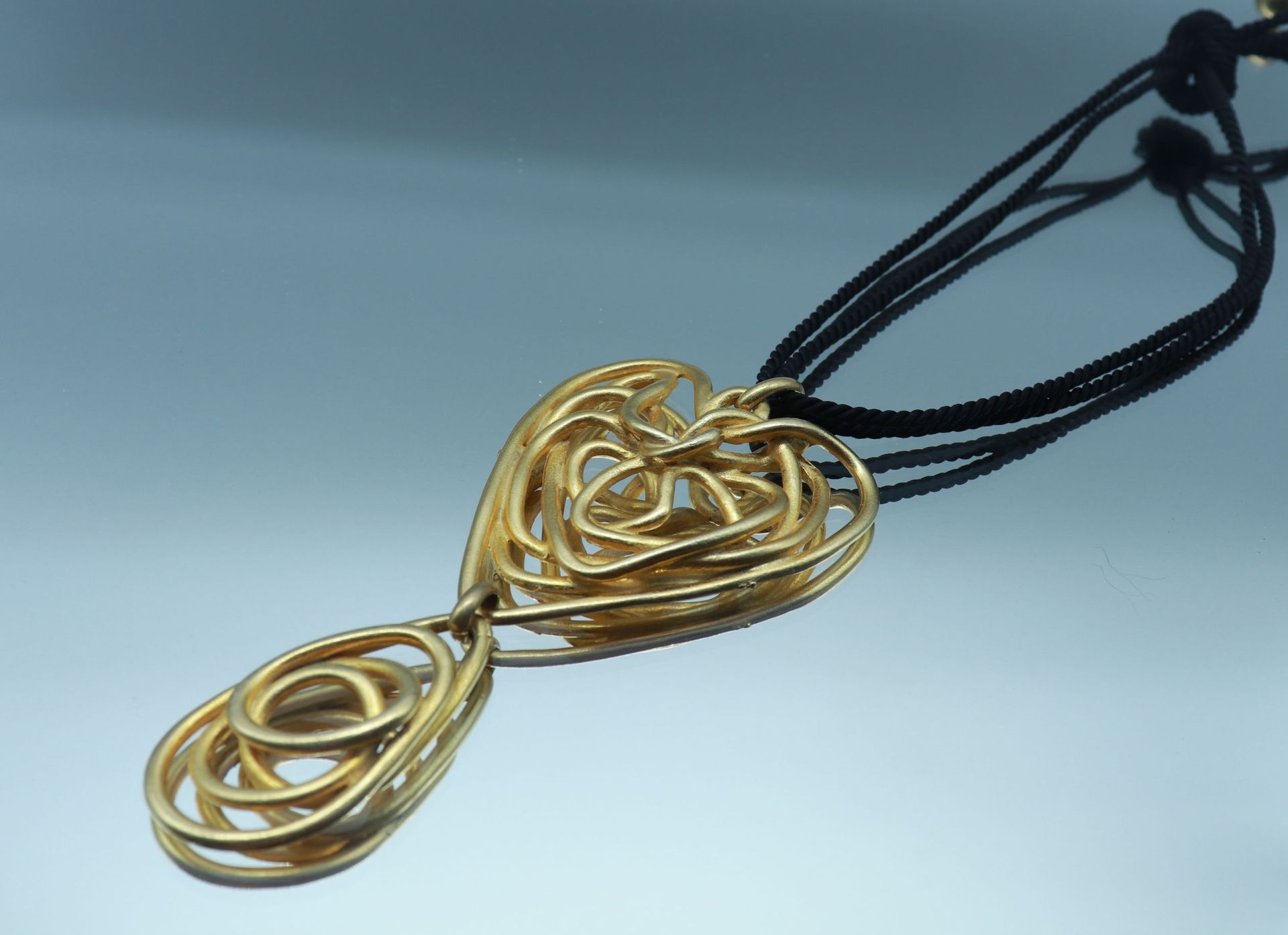 Null BALENCIAGA París 

Collar largo de metal chapado en oro con forma de corazó&hellip;