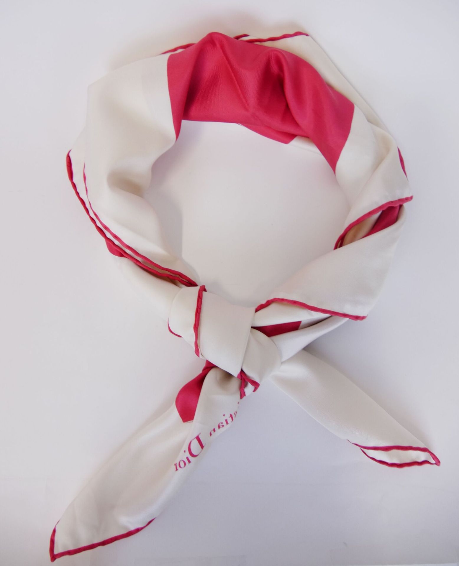 Null CHRISTIAN DIOR 

Scarf in red and ivory silk representing a blonde woman be&hellip;
