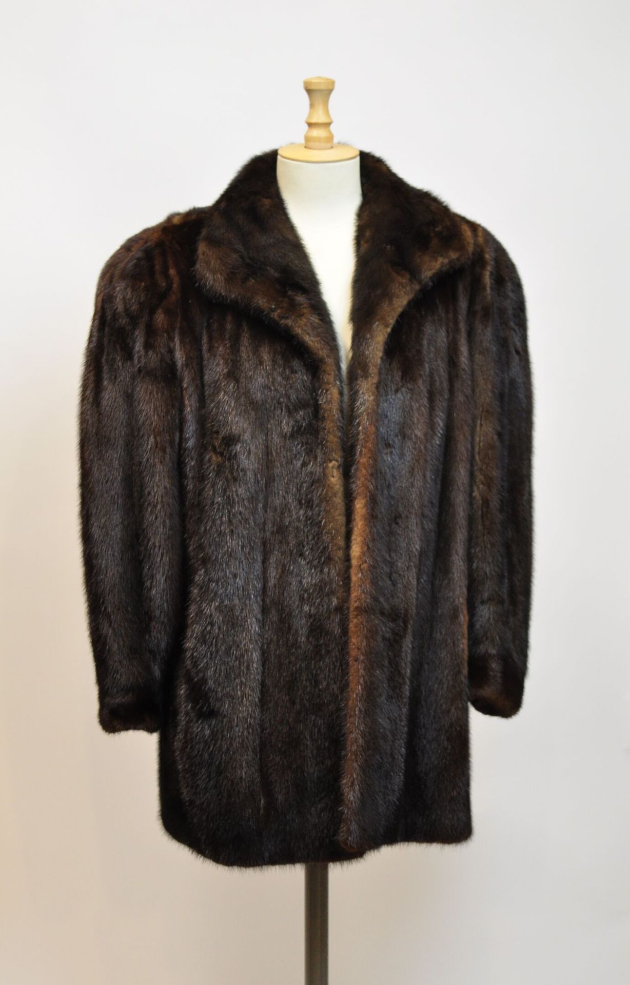 Null 深棕色貂皮大衣 - 尺寸40/42



拍卖会将于2021年12月20日（星期一）在巴黎第十五区举行，只接受预约。



[确切的地址将在全额支付单&hellip;
