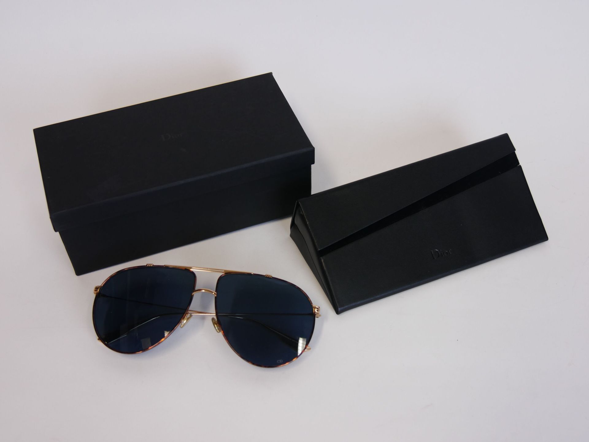 Null CHRISTIAN DIOR Paris 

Pair of sunglasses, the frame in gilded metal, the l&hellip;