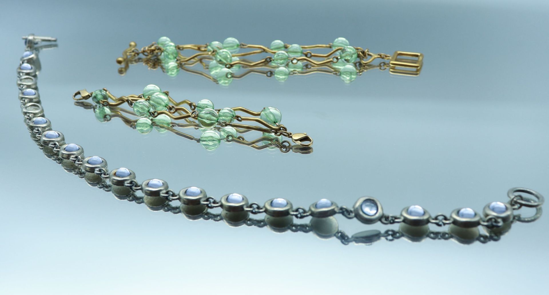 Null BICHE DE BERE

金属手镯，绿色玻璃珠。长度：21厘米



附有一条金属项链，上面有粘贴剂和淡紫色玻璃。长度：44厘米（小姐）



抽&hellip;