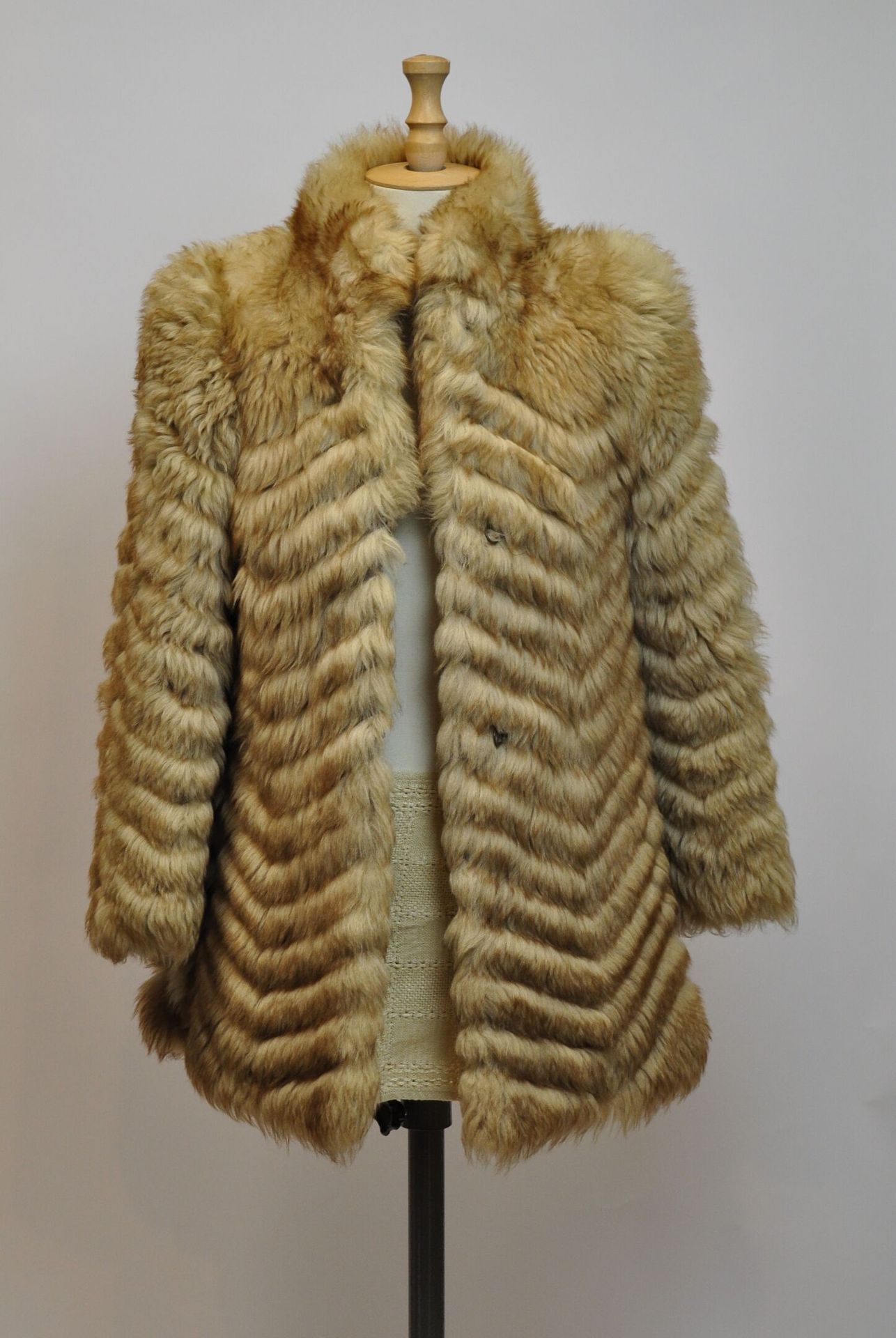 Null ANGHILANTE SOEUR, 巴黎

托斯卡纳小羊皮夹克

小领子和单排扣

T.尺寸：36（约）。



拍卖会将于2021年12月20日（星&hellip;