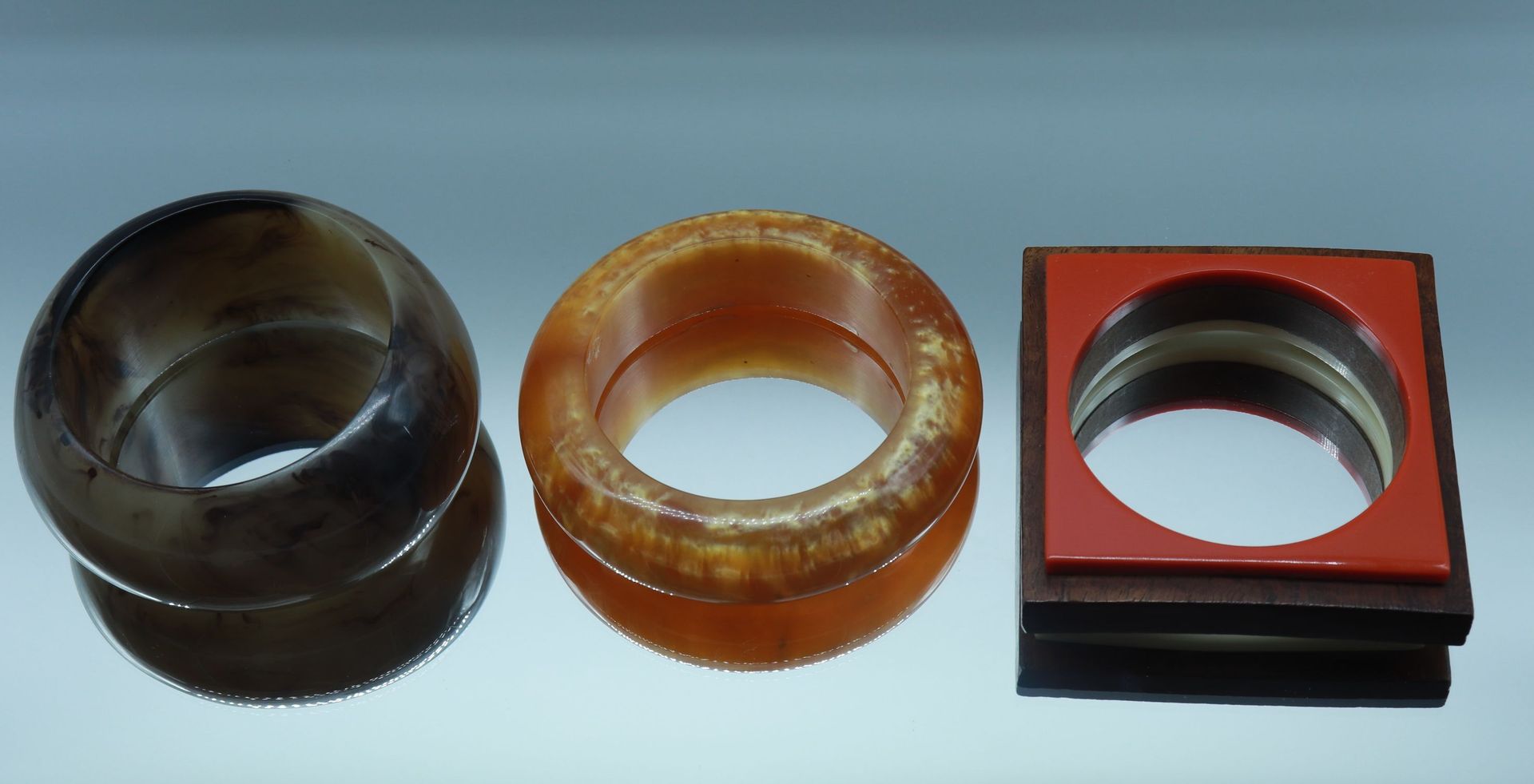 Null Set of 3 bracelets in resin and wood. 

Diameter: 10 and 9 cm. Dimensions :&hellip;