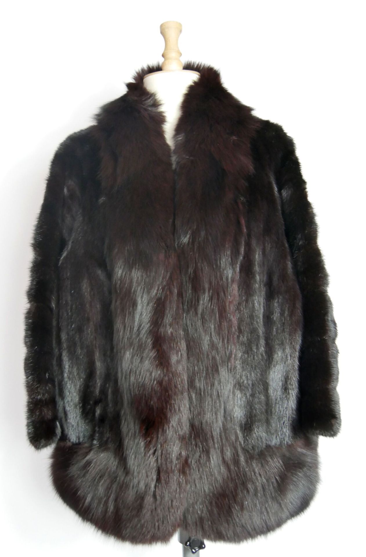 Null 克里斯蒂安-迪奥的皮草。

棕色貂皮短外套，末端镶有狐狸毛。

尺寸40



状况良好



拍卖会将于2021年12月20日（星期一）在巴黎第十五&hellip;