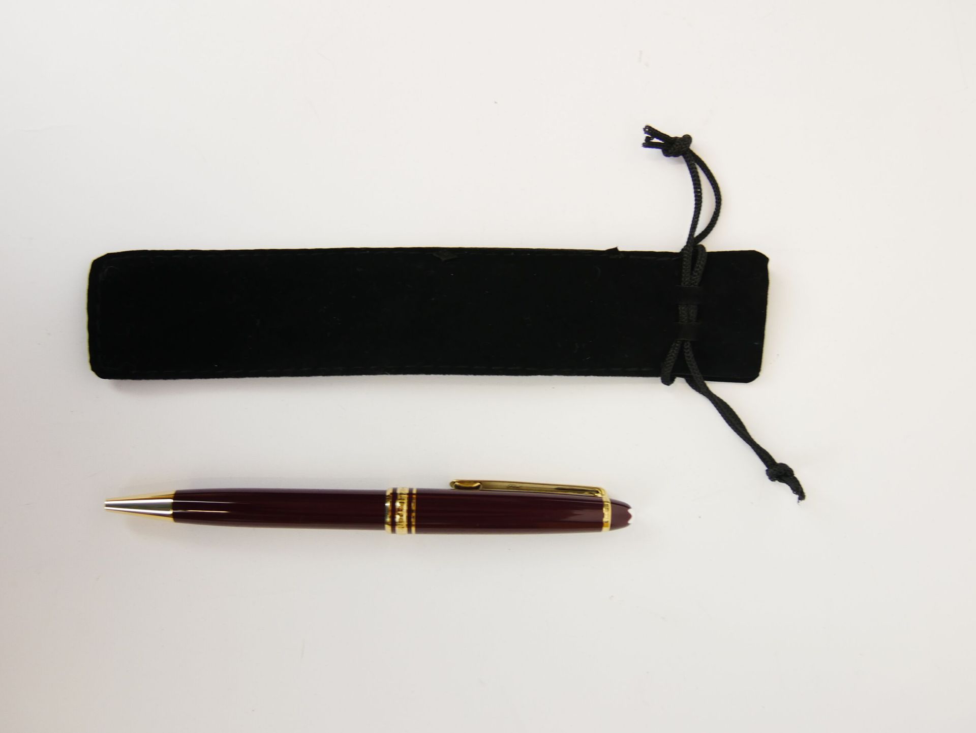 Null MONTBLANC :

Meisterstück 

Kugelschreiber Modell 164 aus bordeauxfarben la&hellip;