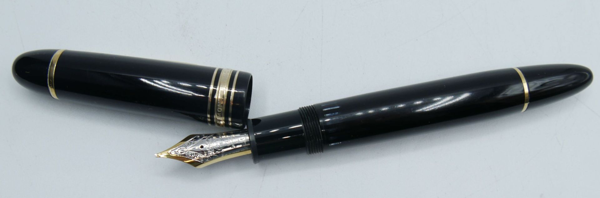 Null MONTBLANC,

湄斯特斯特克 149

钢笔，M 18K双色笔尖，镀金属性，千分之750

状况非常好。





拍卖会将于2021年12月&hellip;