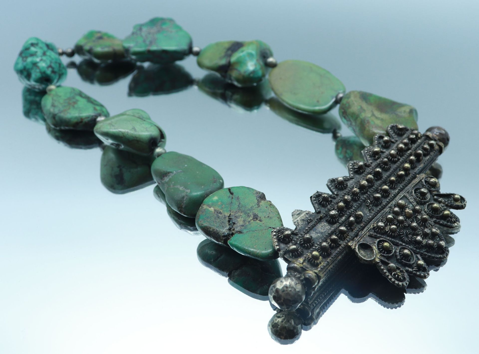 Null Important necklace made of turquoise pebbles, the clasp in carved metal. In&hellip;