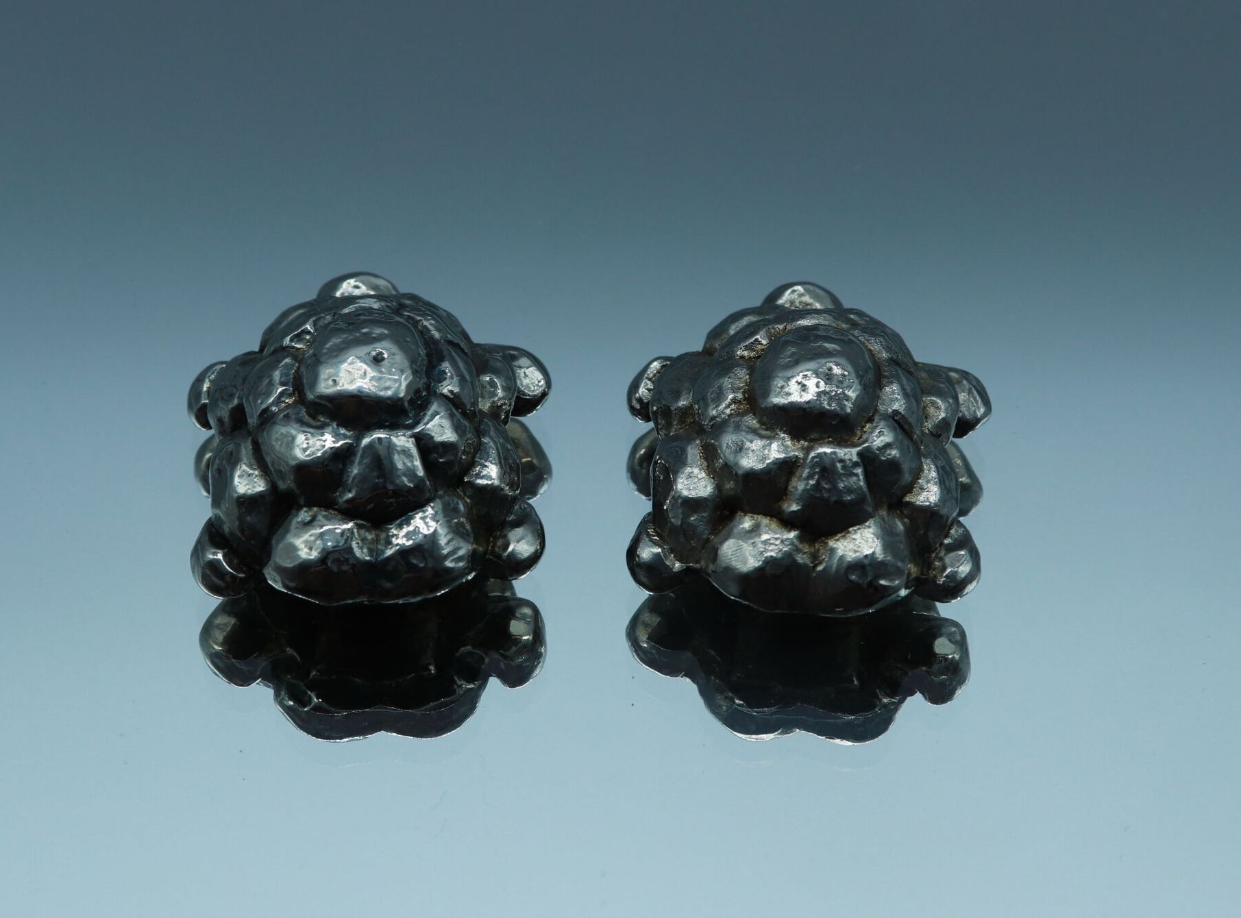 Null Alexis LAHELLEC 

Paire de clips d'oreilles tortue en métal argenté. Dimens&hellip;