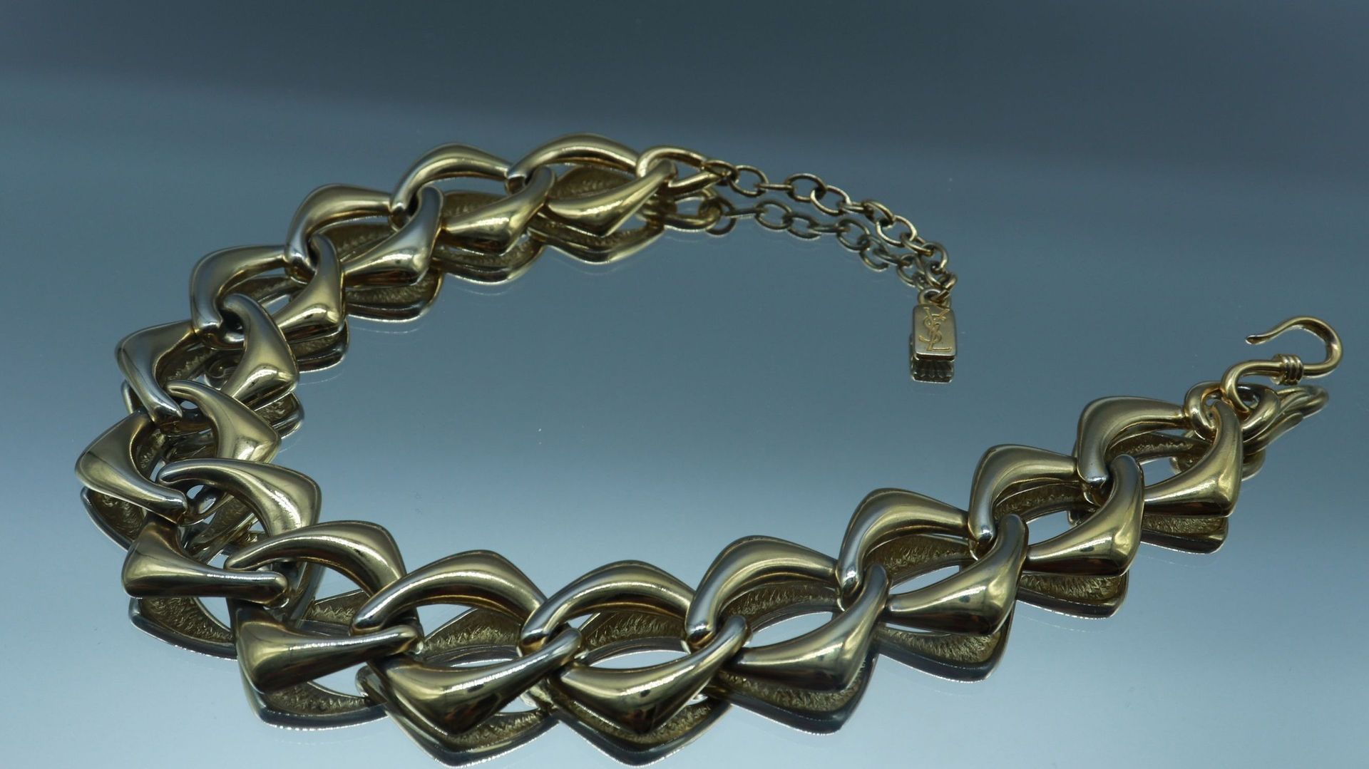 Null YVES SAINT LAURENT 法国制造

镀金金属项链，带现代主义链接，已签名。长度：44厘米



拍卖会将于2021年12月20日（星期一&hellip;