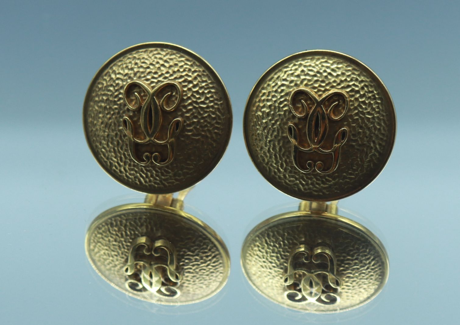 Null GUERLAIN Made in France

Paire de clips d'oreilles en métal doré à décor mo&hellip;