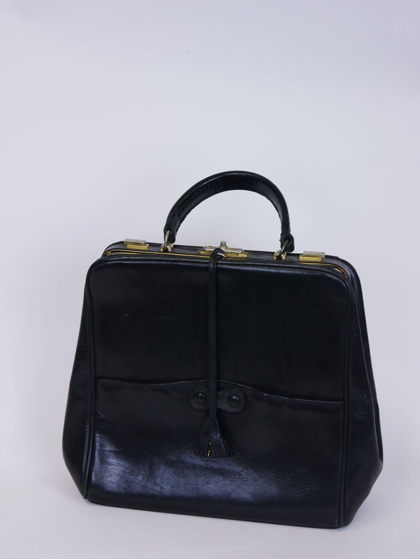 Null LANCEL 

Black leather bag opening with a gusset and handle. Circa 1970

Di&hellip;