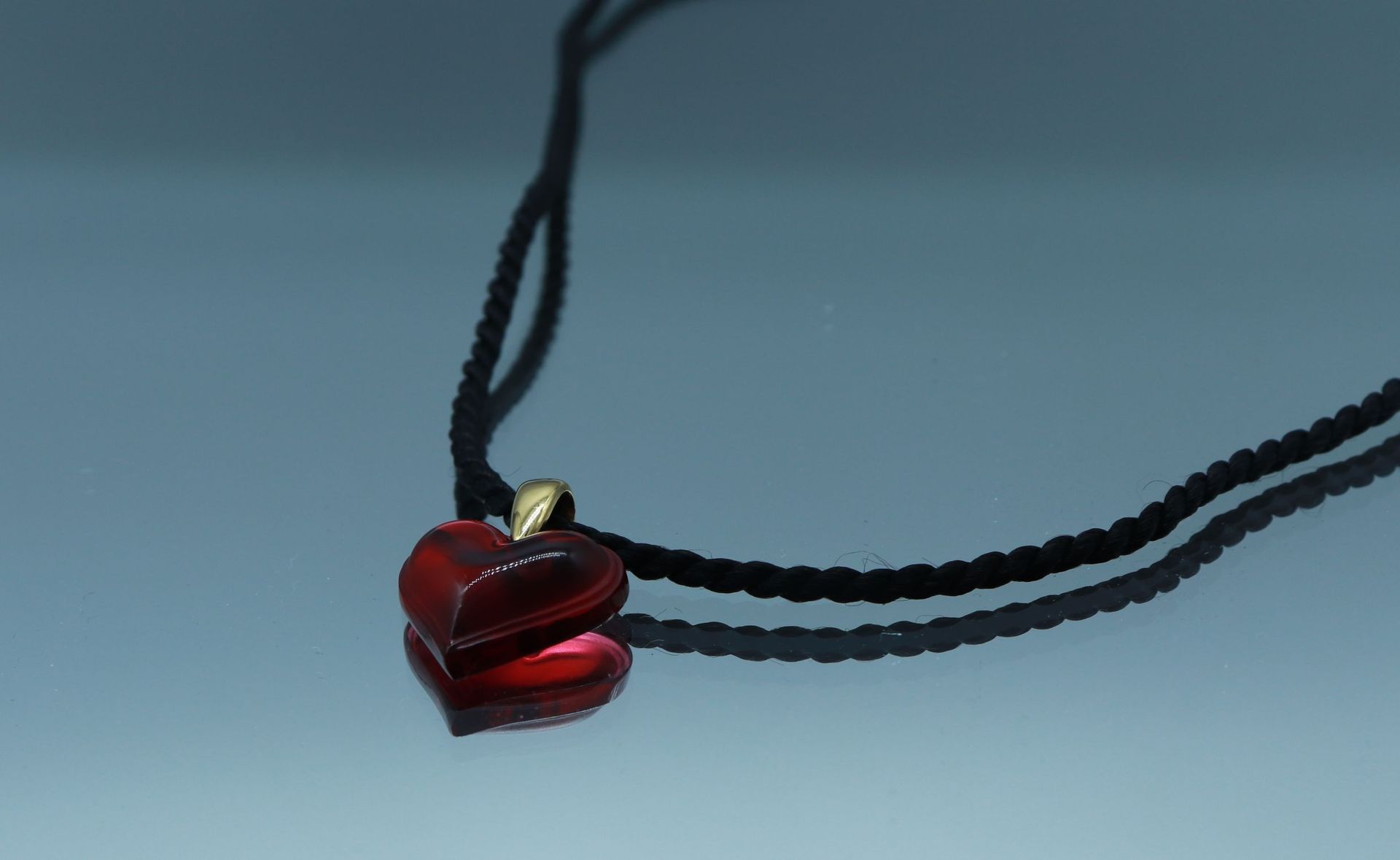 Null LALIQUE 

Red glass and gold metal heart pendant with black cord. Signed LA&hellip;