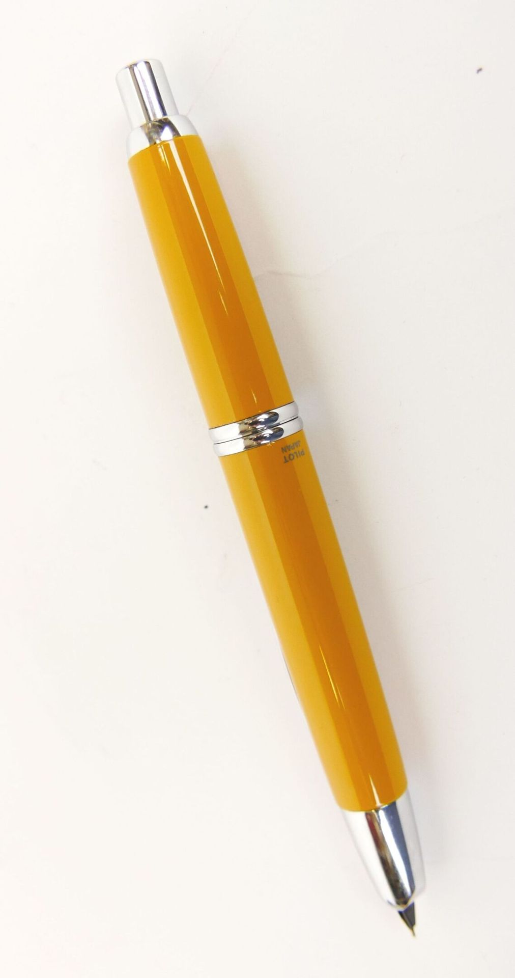 Null PILOT JAPAN

Stilkugel Modell "Capless" aus orangefarben lackiertem Metall,&hellip;