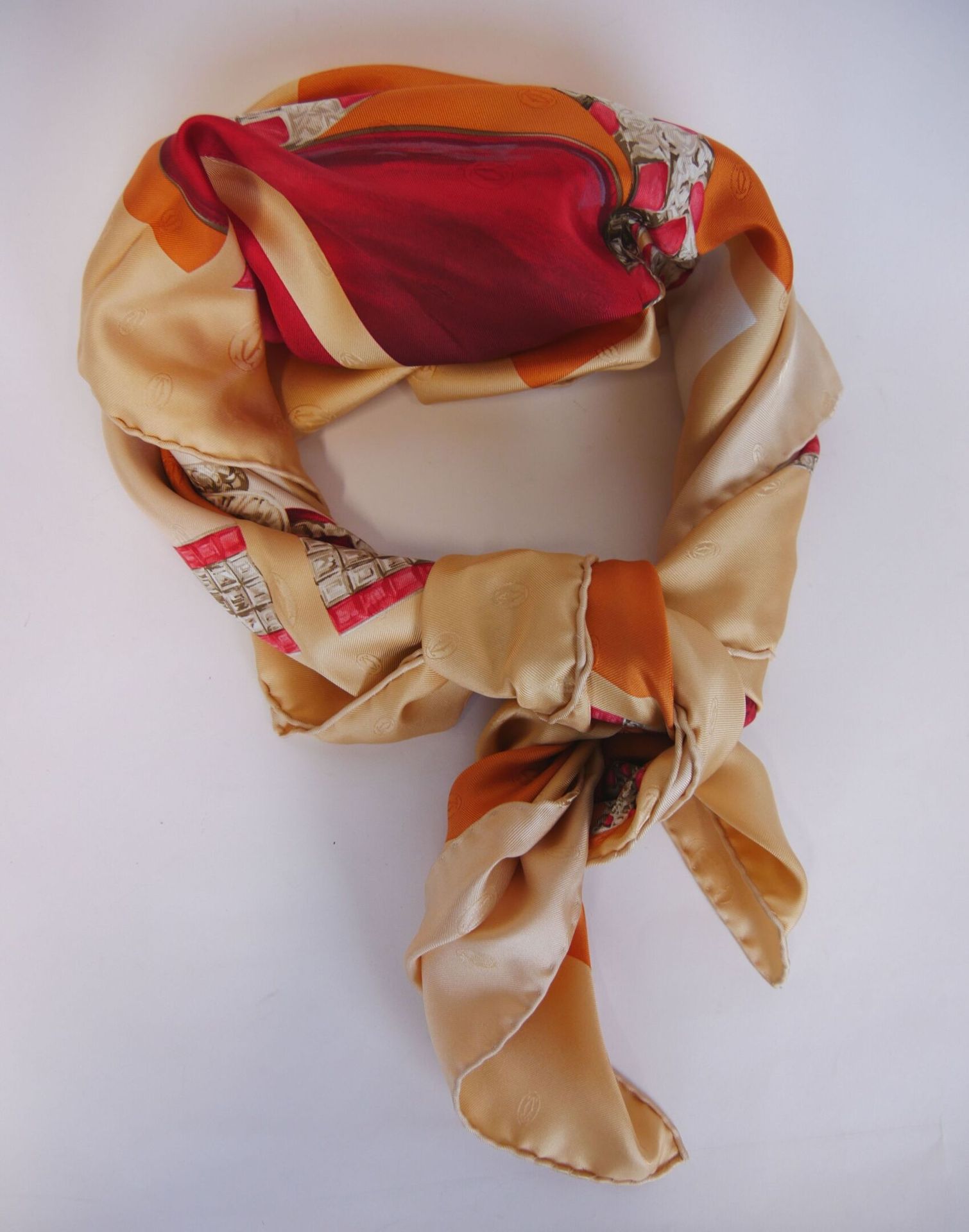 Null 巴黎卡地亚公司

大马士革丝巾，宣传黑豹珠宝系列，米色和鲑鱼背景的红色和灰色。 90 x 90厘米（状况良好，装在盒子里）。



拍卖会将于2021&hellip;