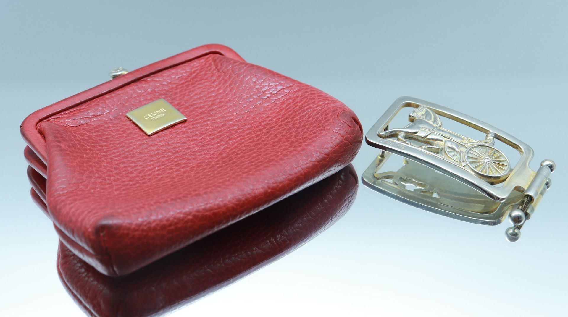 Null CELINE & CELINE Paris

地段包括 :

一个代表四角形的鎏金金属皮带扣。尺寸：4 x 7厘米（专用）。

和

一个红色纹路的零&hellip;