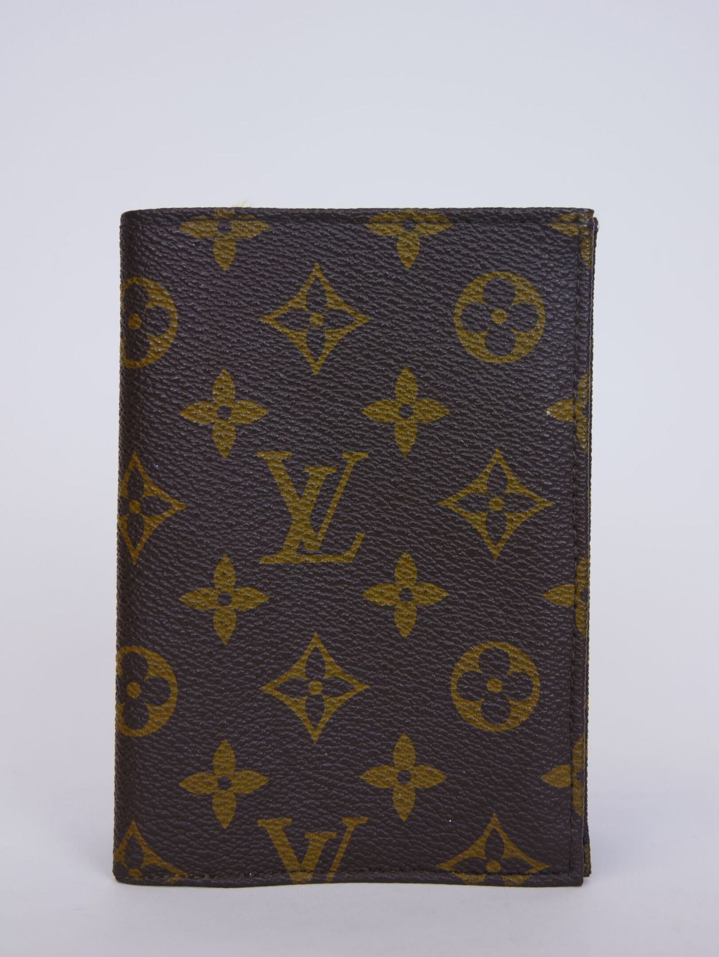 Null LOUIS VUITTON Paris Made in France

Wallet in coated canvas, with two flaps&hellip;