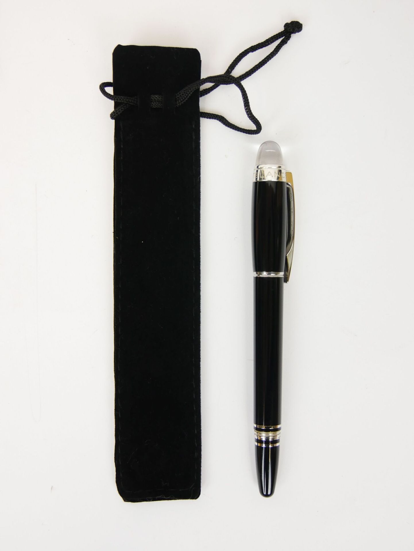 Null MONTBLANC

Starwalker roller pen in black resin, palladium attributes. In i&hellip;