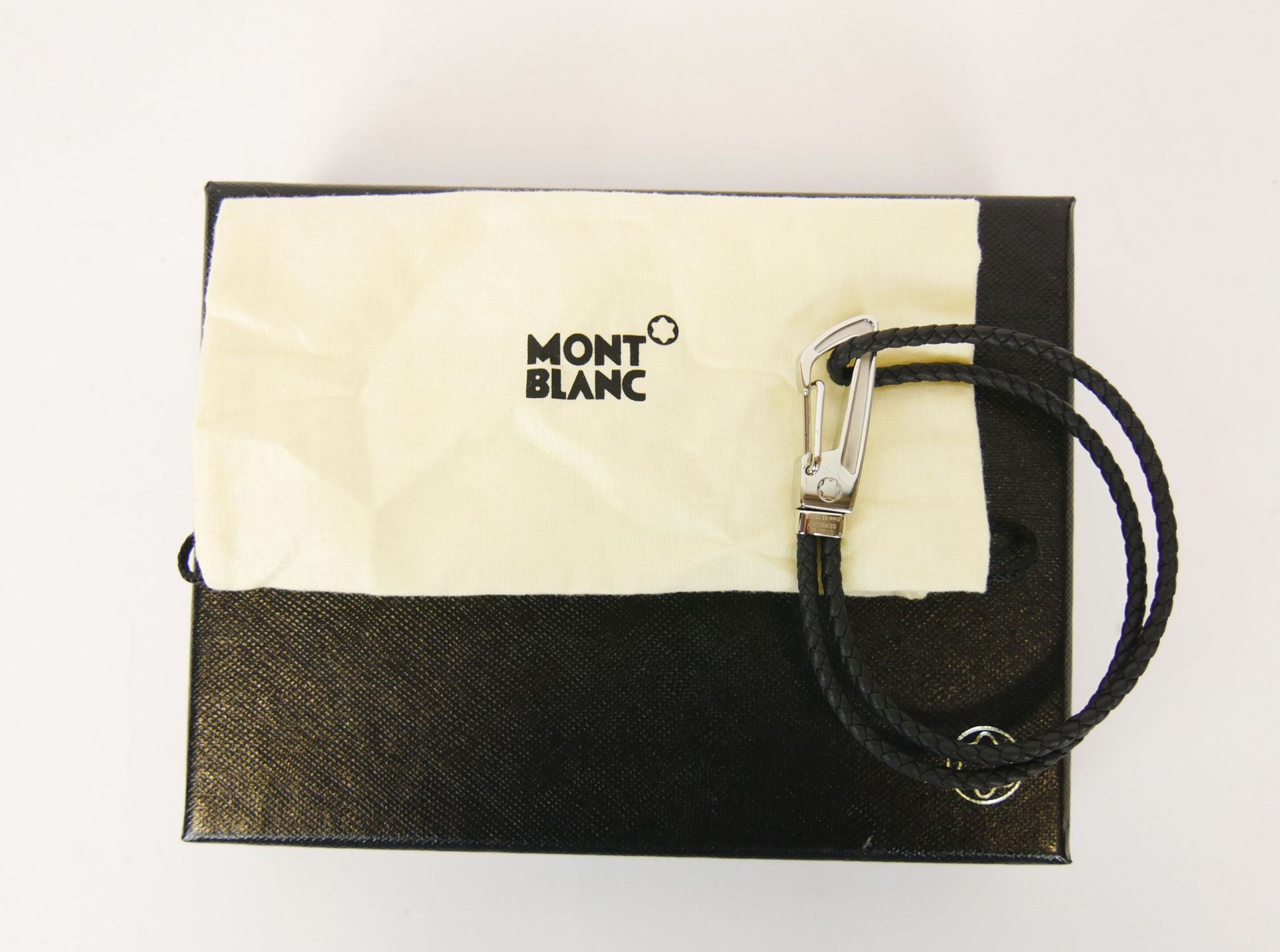 Null MONTBLANC

Bracelet in black braided leather, palladium jewellery. Diameter&hellip;