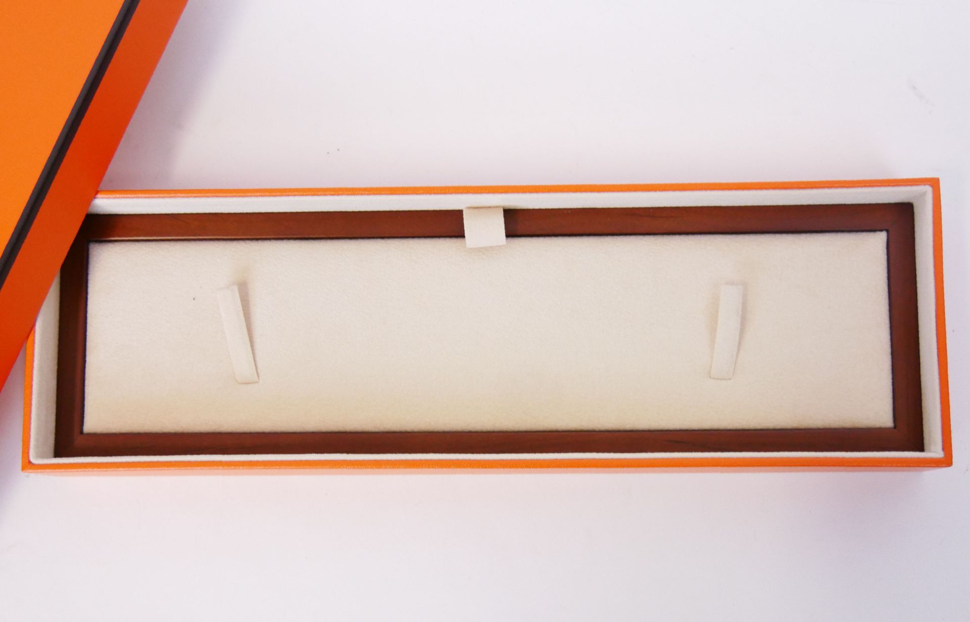 Null HERMES巴黎

木质和米色天鹅绒手表展示盒。

尺寸：7,5 x 26 cm (状况良好)



抽签将于2021年12月20日（星期一）在巴黎第&hellip;