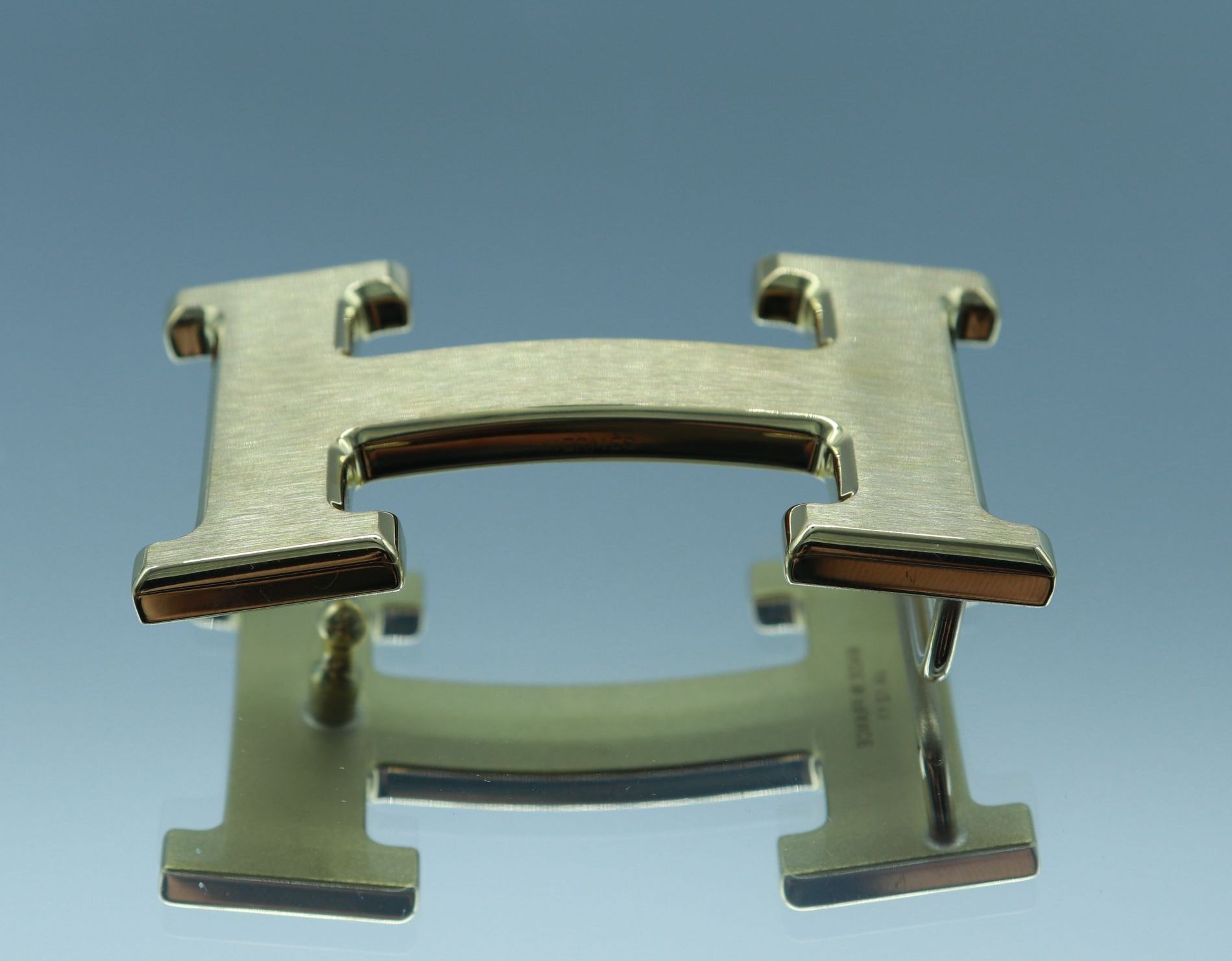 Null HERMES 法国制造

拉丝和镀金金属的H型皮带扣。 尺寸：3,7 x 6 cm

(装在一个小袋子里)



抽签将于2021年12月20日（星期&hellip;