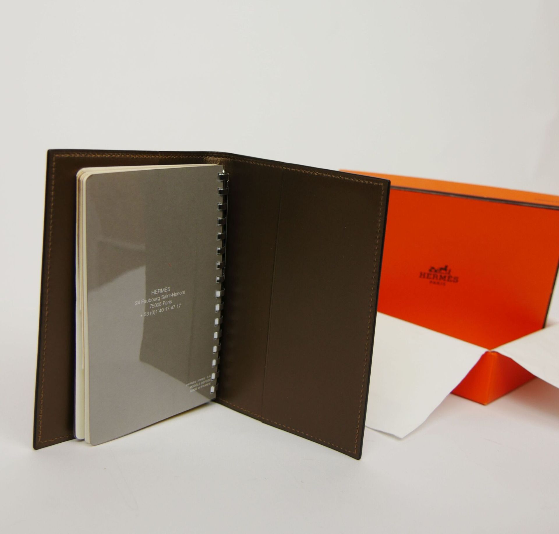Null HERMES París Made in France 

Libro en caja de cuero marrón brillante. 

13&hellip;