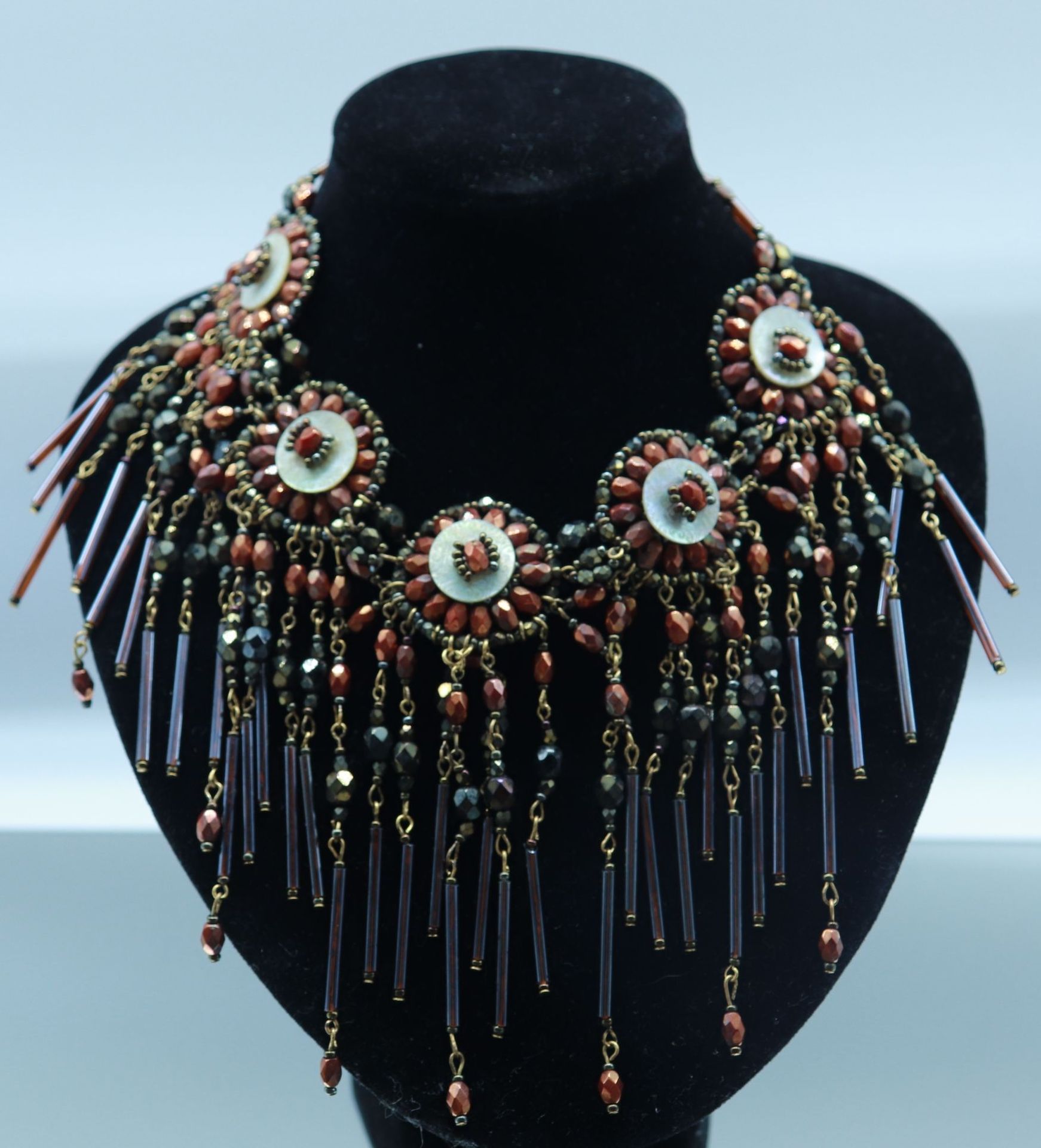 Null Collier draperie en perles facettées noir et bordeaux à décor de 5 pendeloq&hellip;