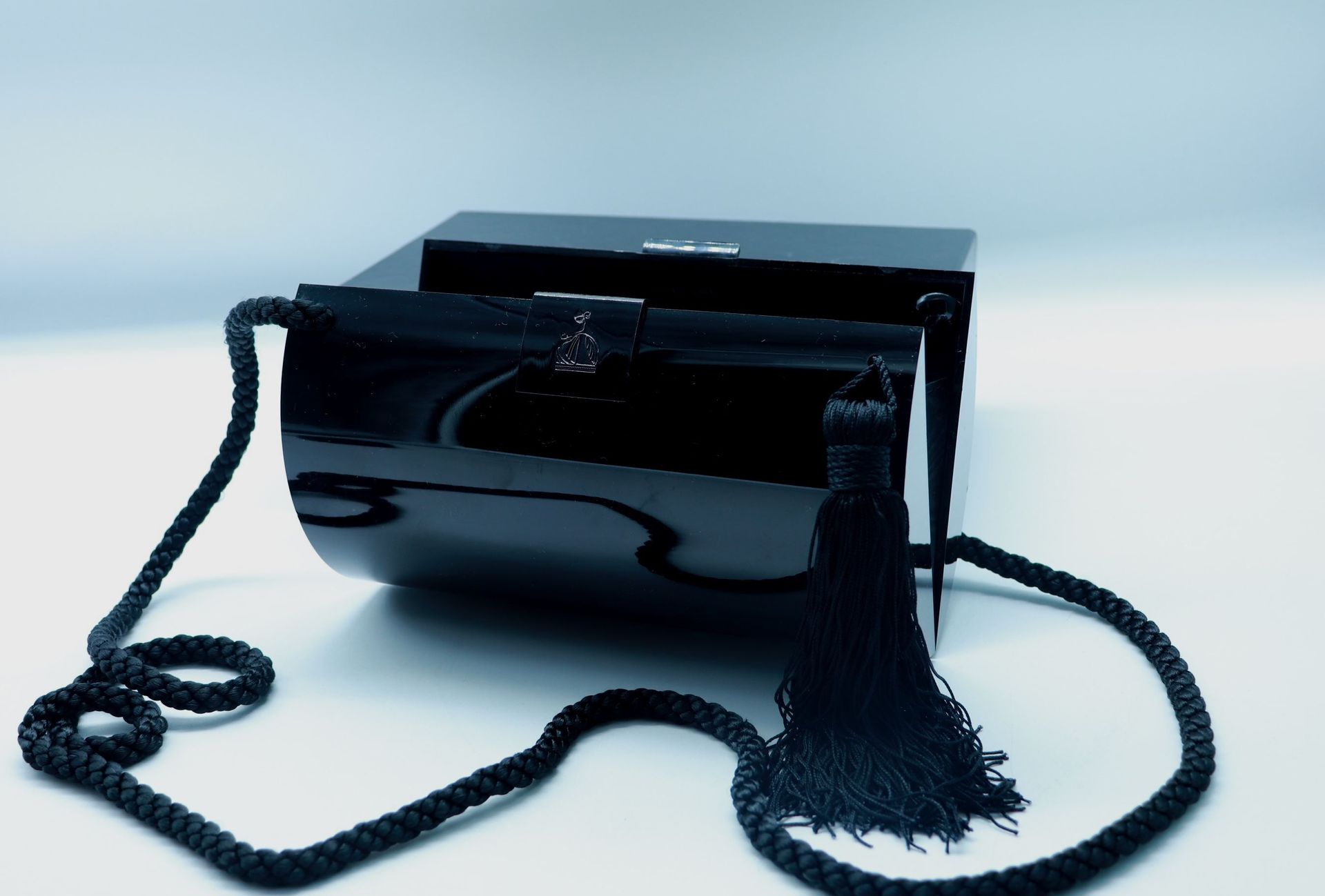 Null 巴黎LANVIN

黑色塑料迷你包，硬质，盒扣，肩带式手柄，两边有绒毛装饰。尺寸：15 x 20 x 12.5厘米

(Pochon and box)&hellip;