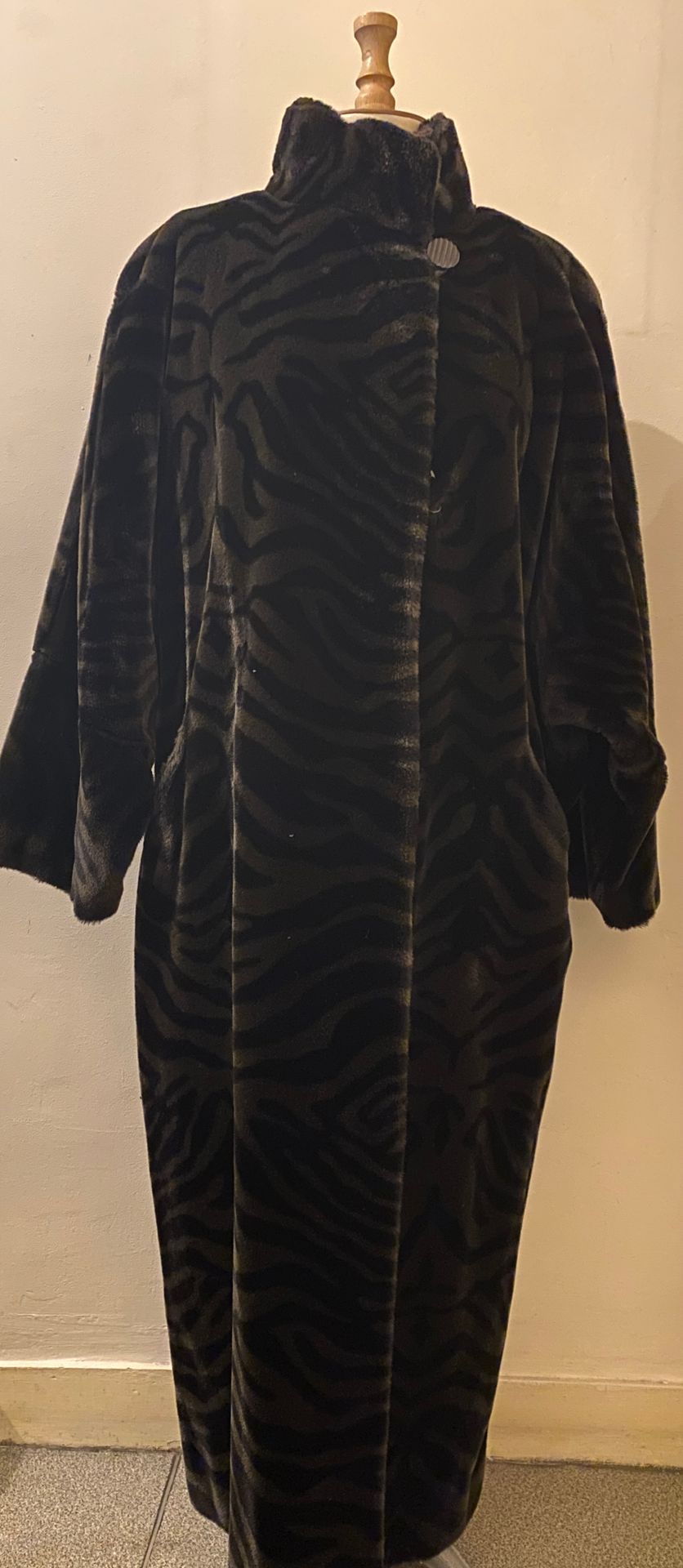 Null 巴黎 JEAN LOUIS

丙烯酸和棉质大衣，有斑马纹。尺寸44/46



拍卖会将于2021年12月20日（星期一）在巴黎第十五区举行，只接受预&hellip;