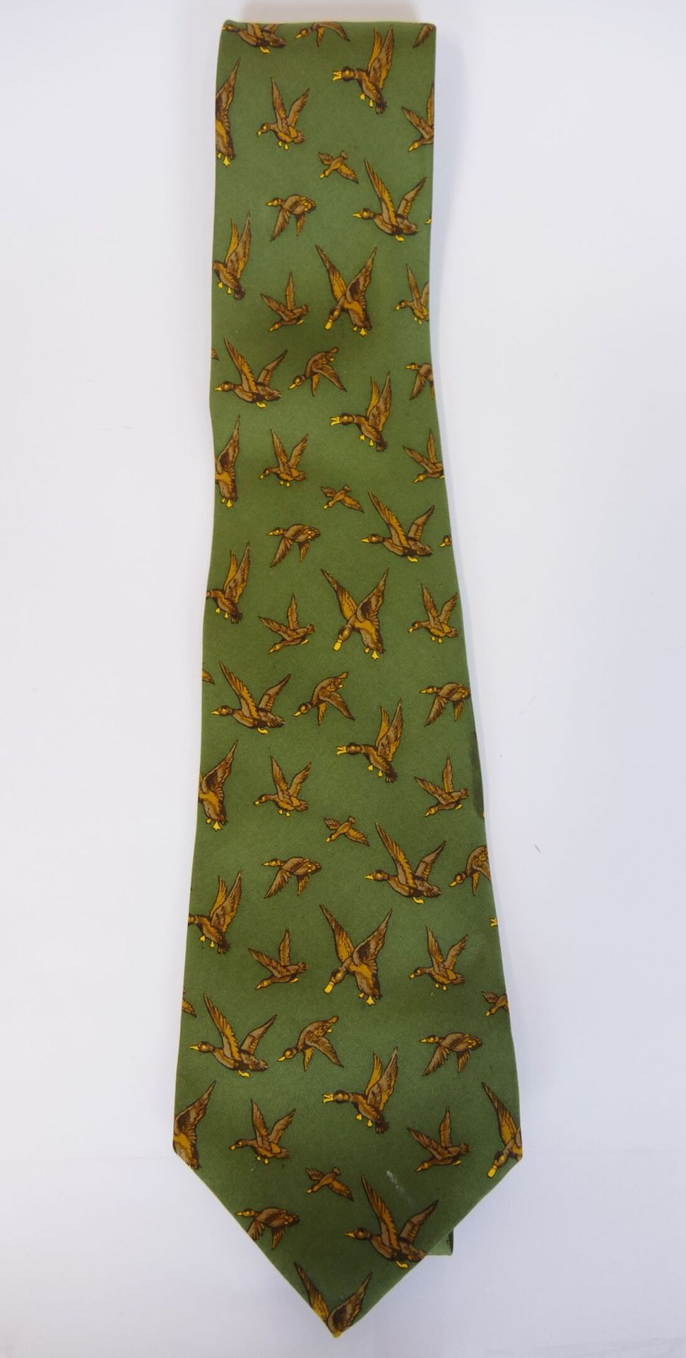 Null HERMES Paris 

Cravate en soie vert kaki à décor de canard volant. (Bon éta&hellip;
