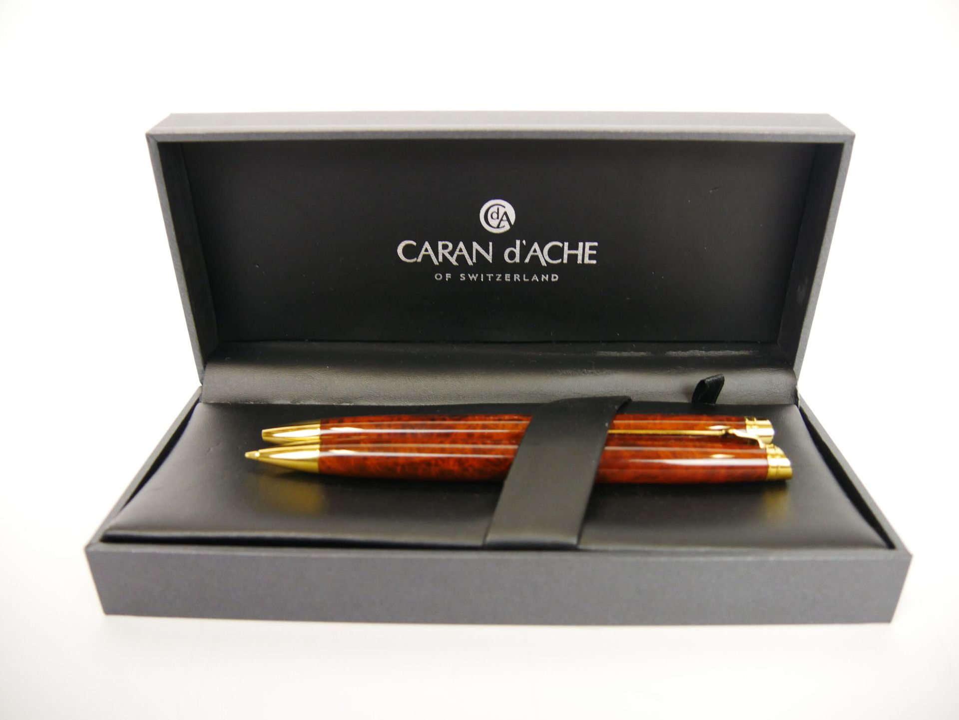 Null CARAN D'ACHE

Stylo bille et porte mine en métal doré et "tortoiseshell"

L&hellip;