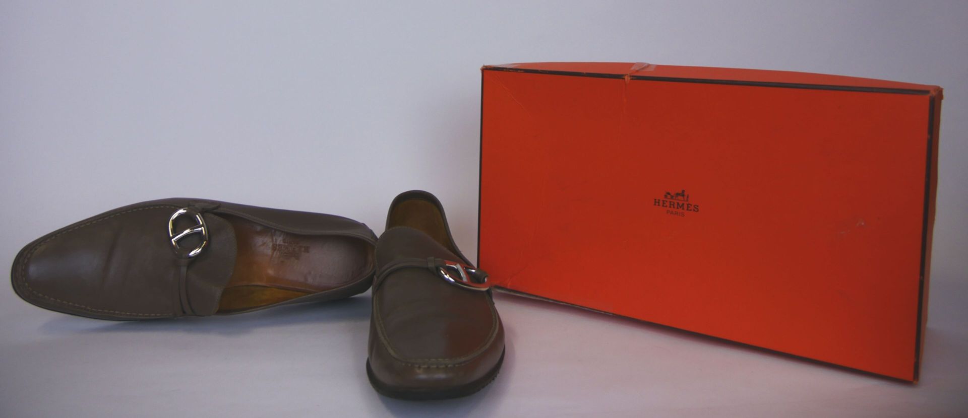 Null 巴黎爱马仕 意大利制造

一双米色皮鞋，型号为 "KETCH"，上面有一个椭圆形的金属扣。尺寸39。(装在盒子里，有袋子，有磨损)



抽签将于20&hellip;