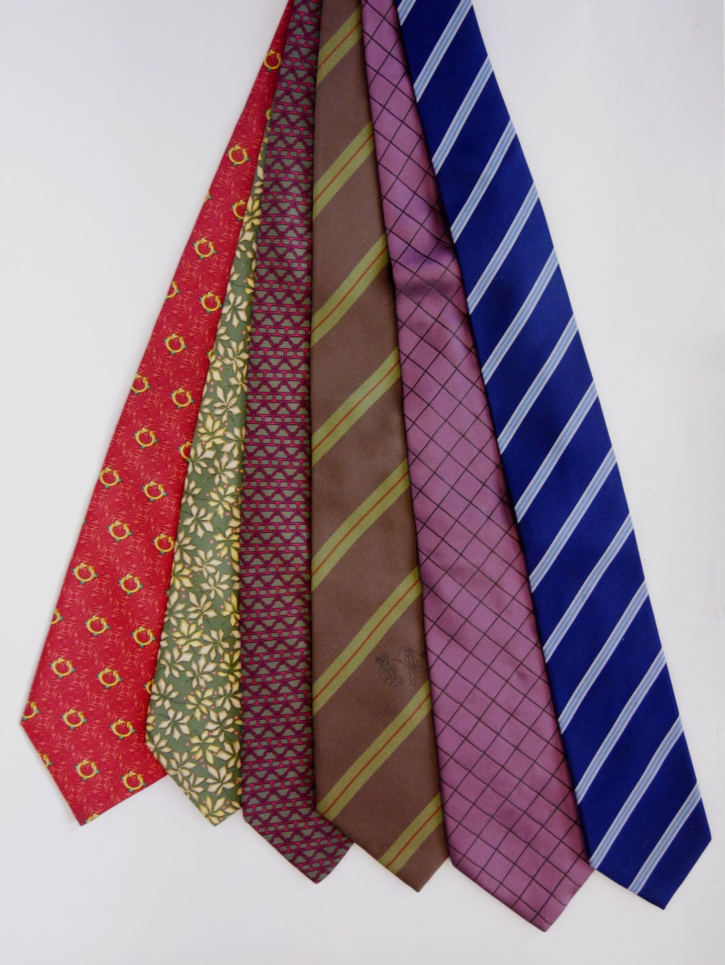 Null 一套6条男士真丝领带，来自品牌:

- ARROW

- BURBERRY 伦敦

- 俱乐部interchasse

- 巴黎朗诗

- 绿色背景上&hellip;