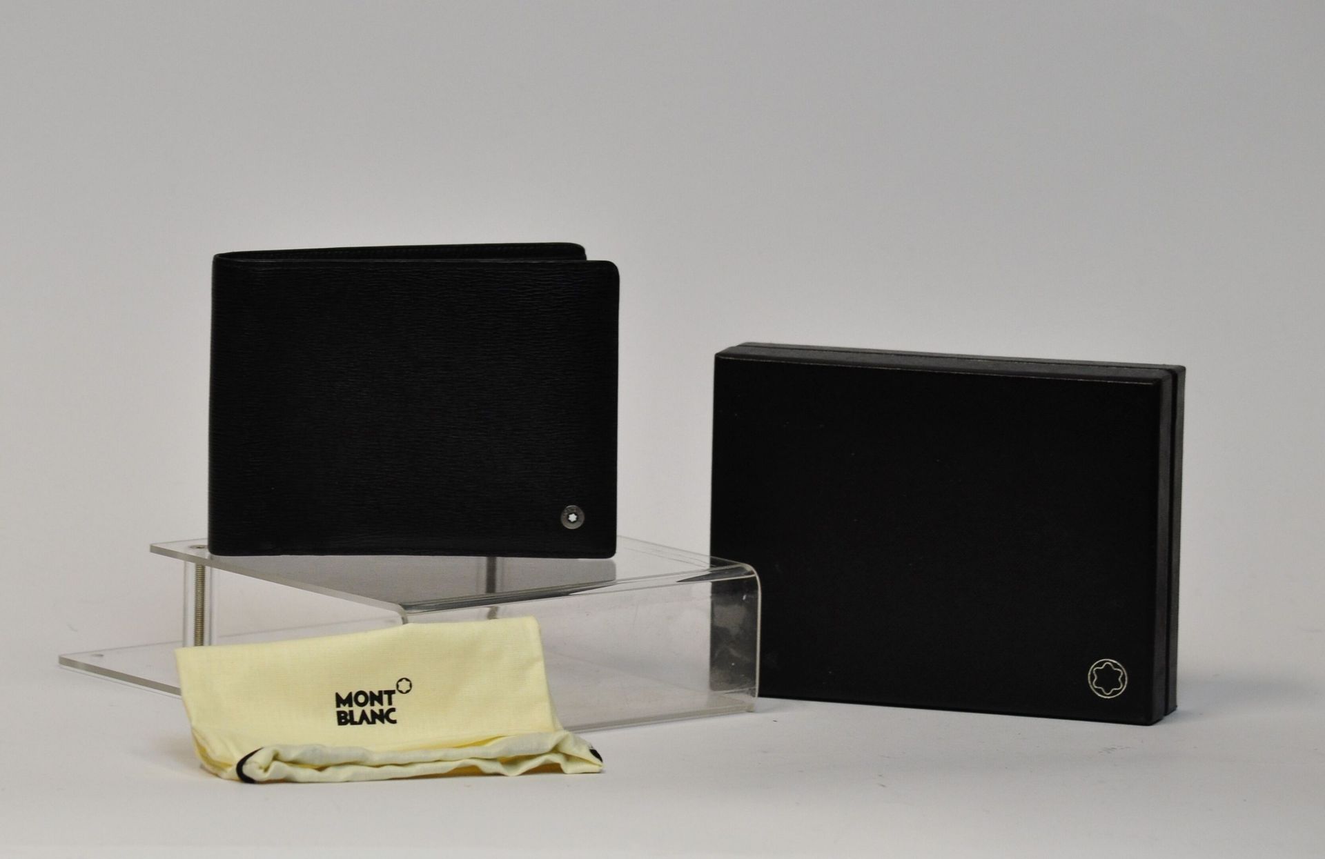 Null MONTBLANC 德国制造

黑色纹路的钱包，极限2.0线。

尺寸：10 x 13 cm

(状况非常好，在它的袋子和盒子里。）





拍卖会&hellip;