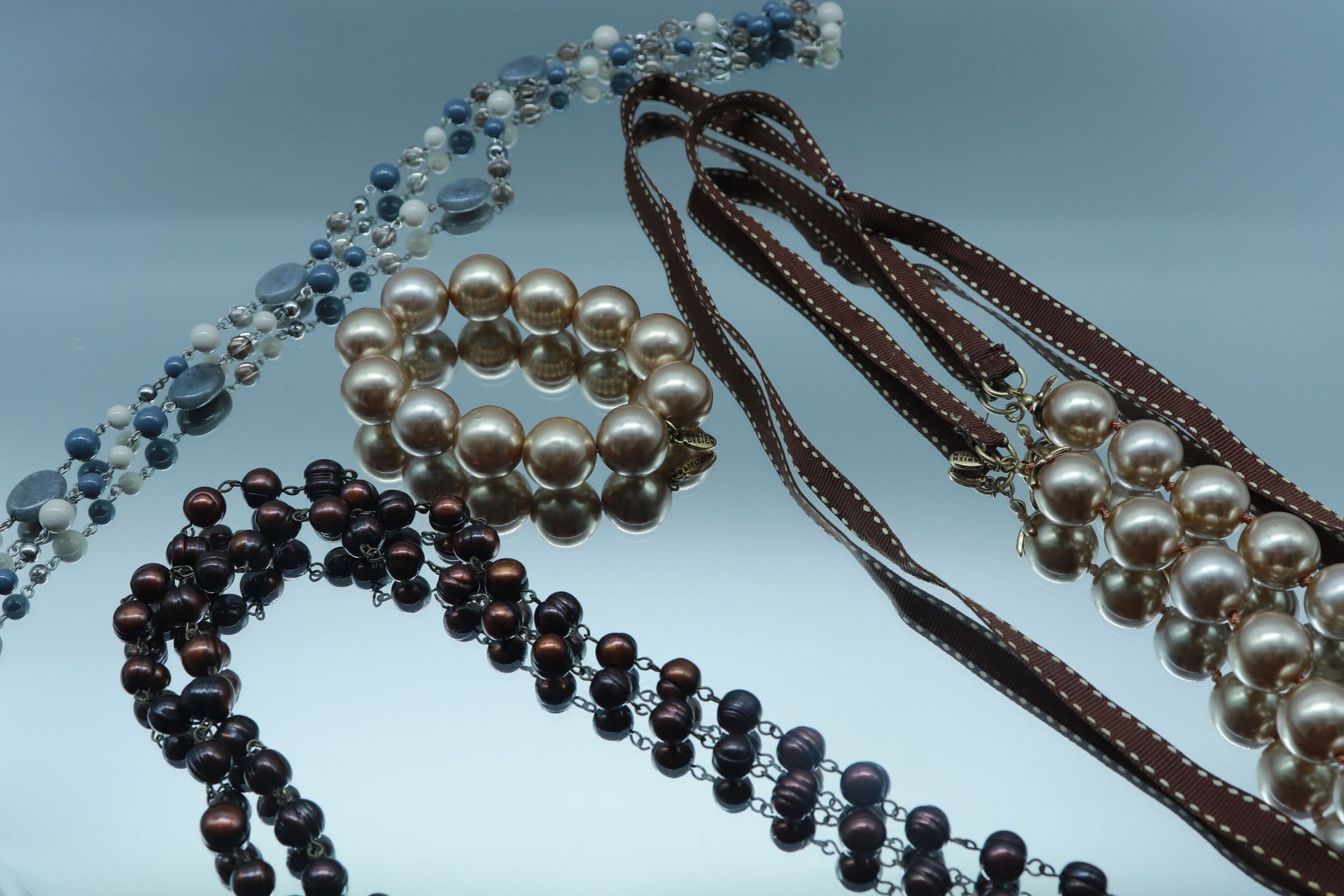 Null 大量的服装珠宝，包括:

- 金色珍珠珠项链和手链，标有丹麦设计。可调整的长度。

- 一条棕色的珍珠项链。总长度：140厘米

- 一条用珍珠和硬石&hellip;