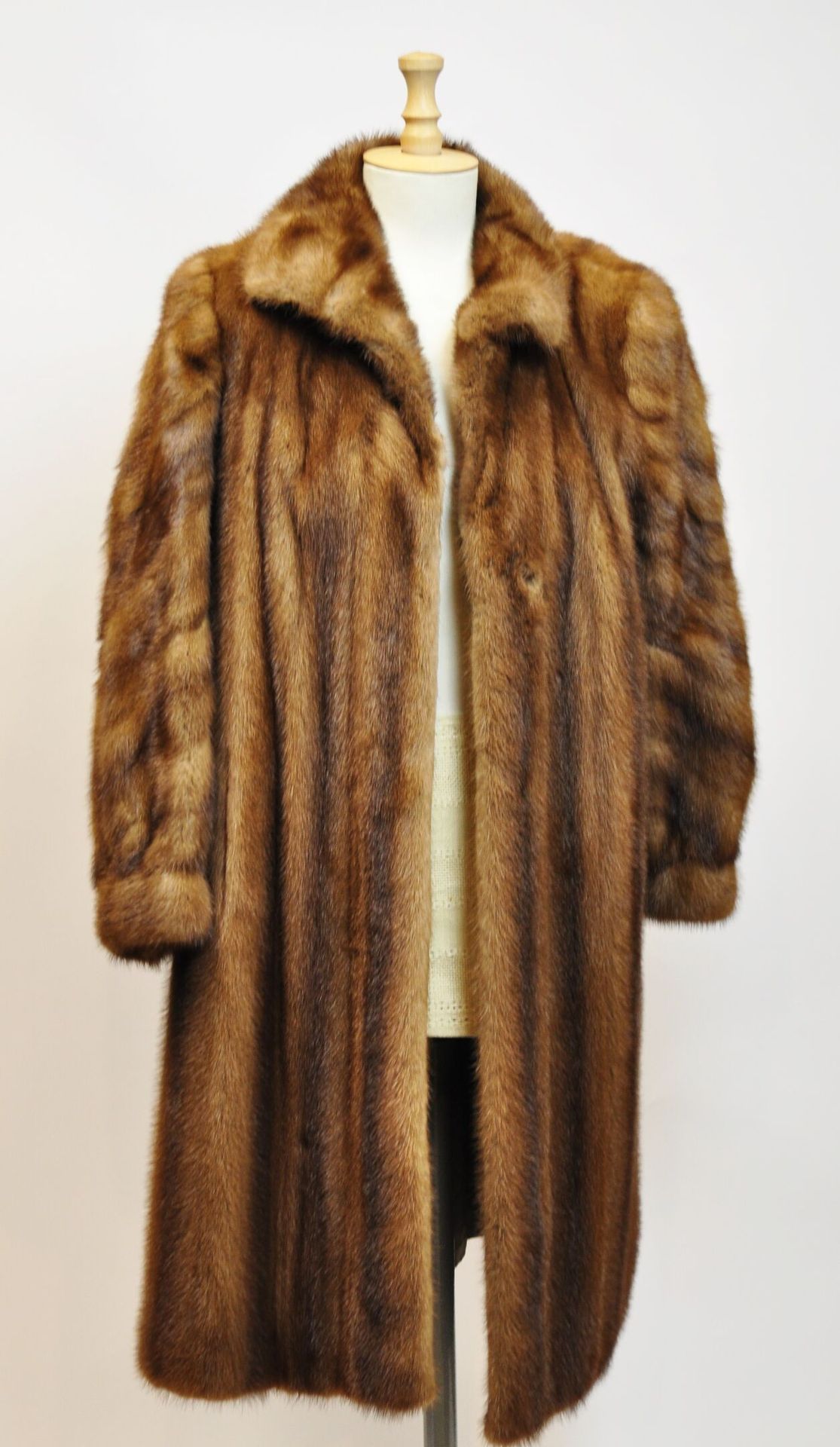 Null 3/4长度的大衣，浅棕色的视觉。尺寸40/42





拍卖会将于2021年12月20日（星期一）在巴黎第十五区举行，只接受预约。



[具体地址&hellip;