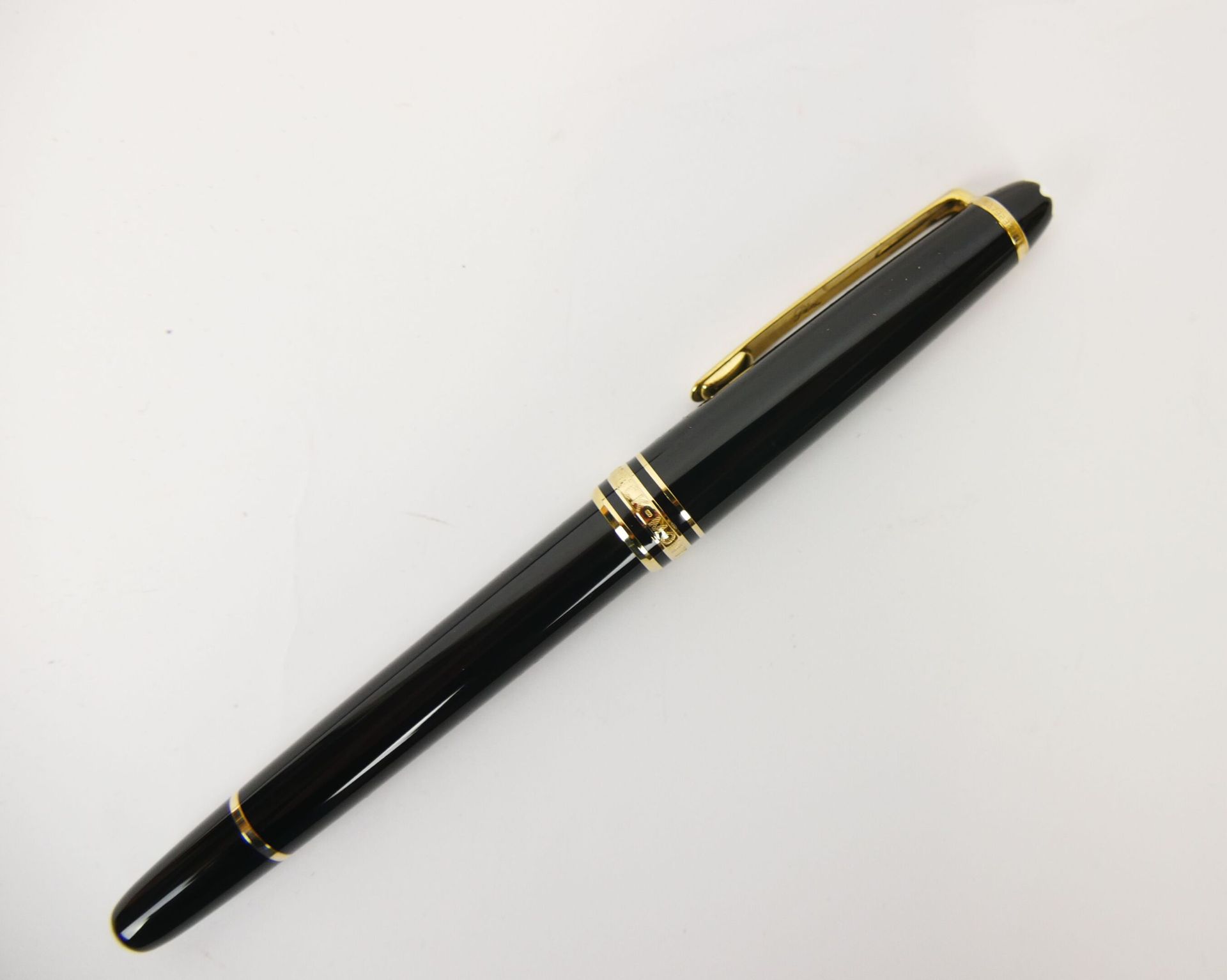 Null 蒙特布朗

Starwalker 163型滚珠笔，黑色树脂，钯金属性。在其案例中

长度：14厘米

状况非常好/全新



抽签将于2021年12月&hellip;