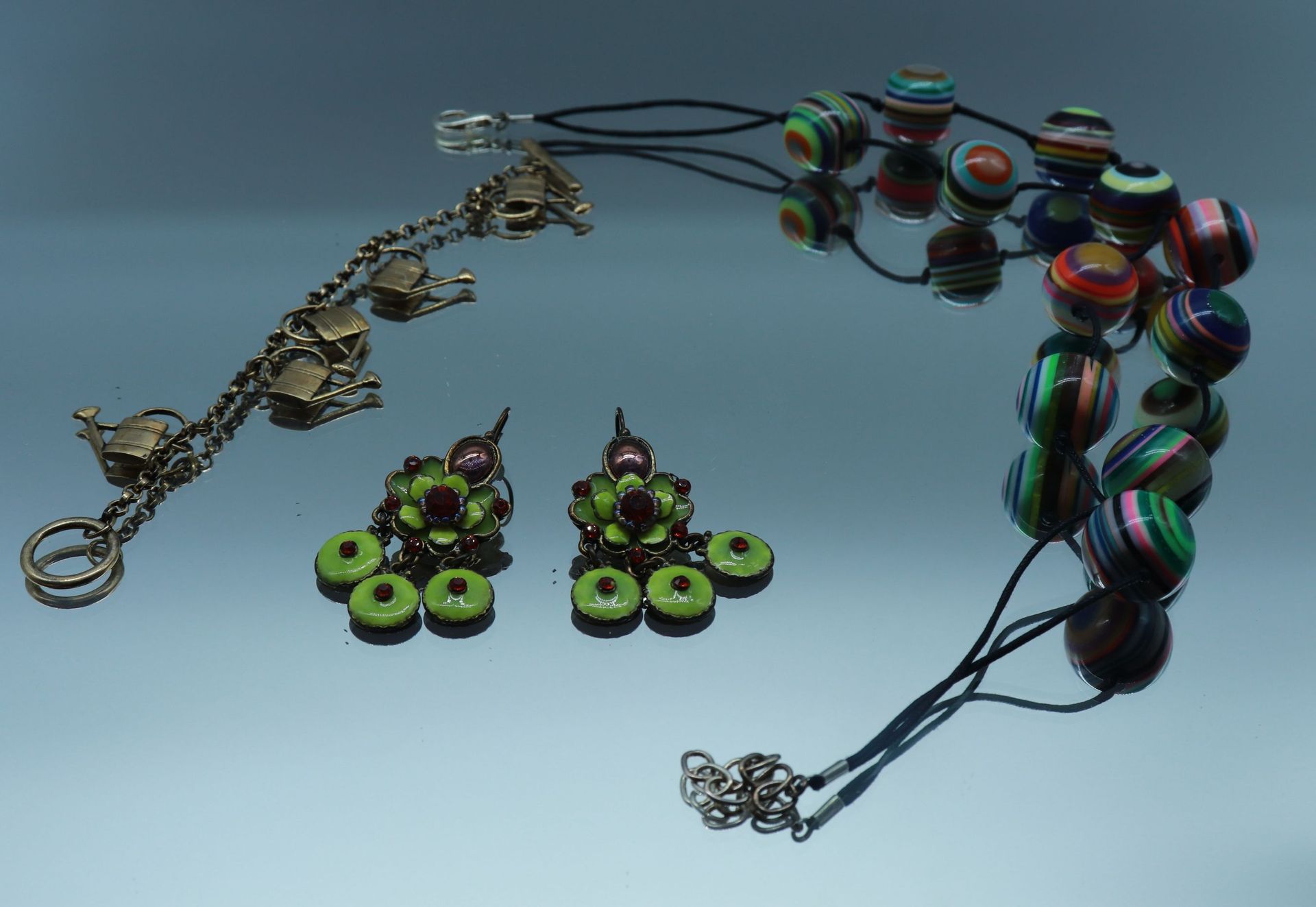Null 大量的服装珠宝，包括:

- 一个金属手镯的吊饰图案是浇水壶。长度： 19 cm

- Franck HERVAL.一对绿色珐琅和红色水钻花形耳夹

&hellip;
